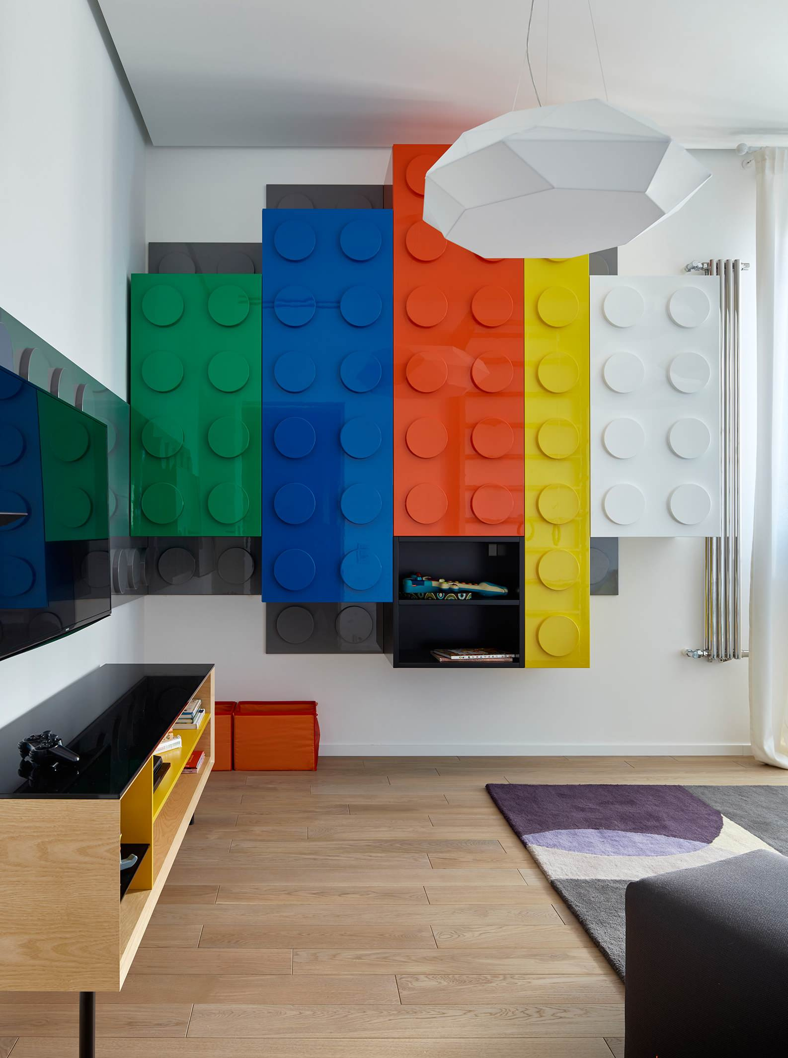 Houzz тур: Современный интерьер с авторской мебелью