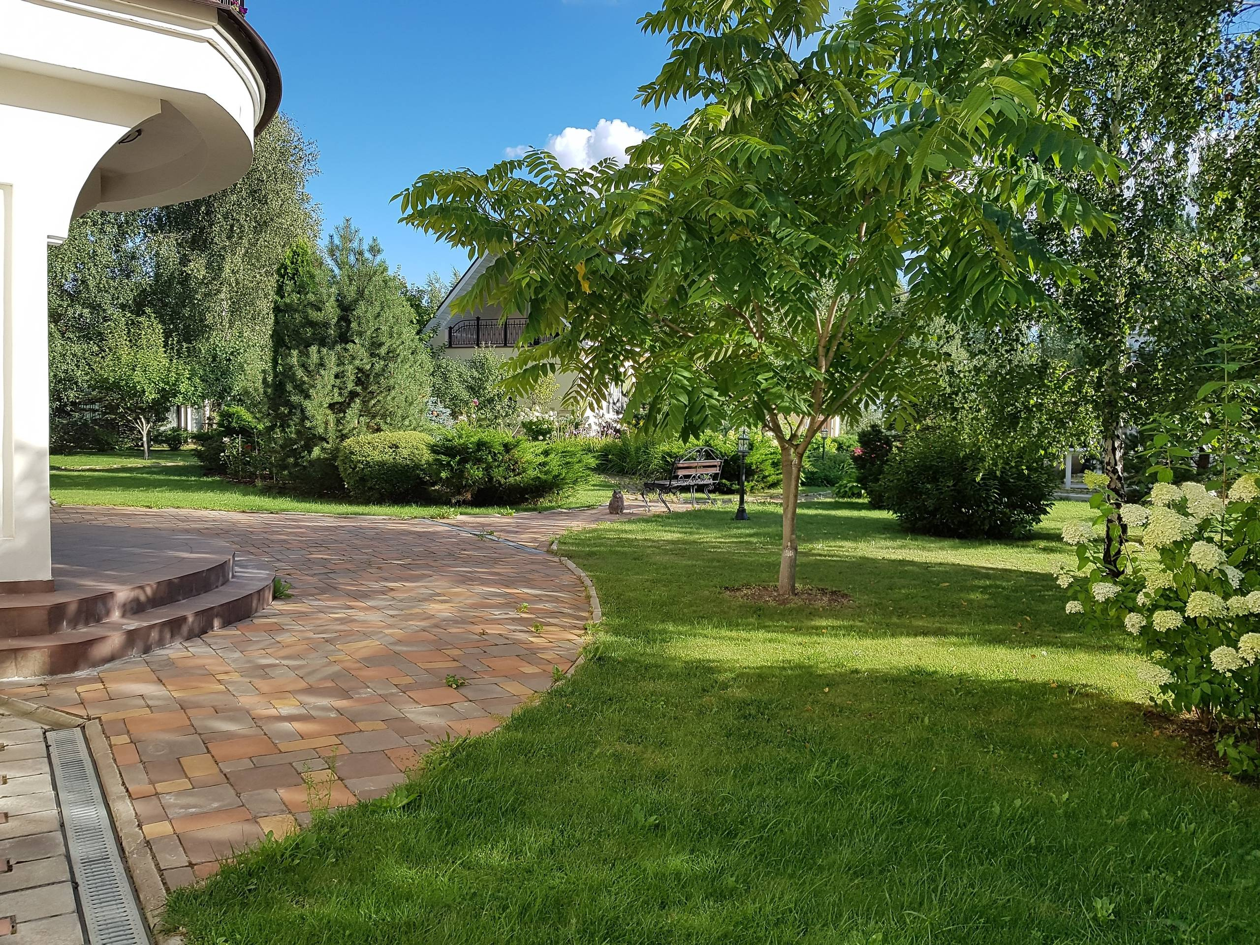 Проект недели: «Итальянский» сад с расписной лоджией при гараже