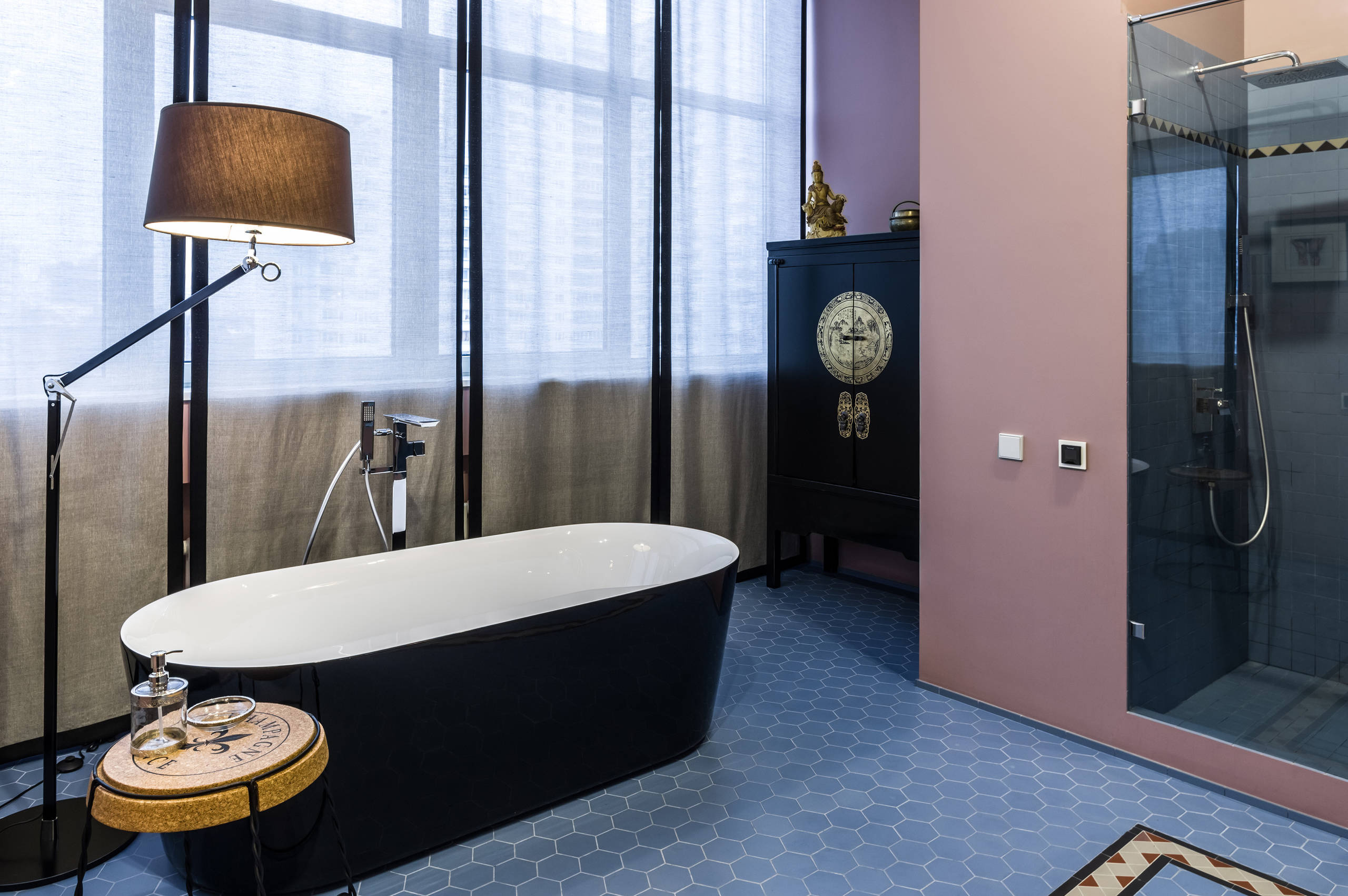 Вопрос: Ванна посреди комнаты — как в ней мыться