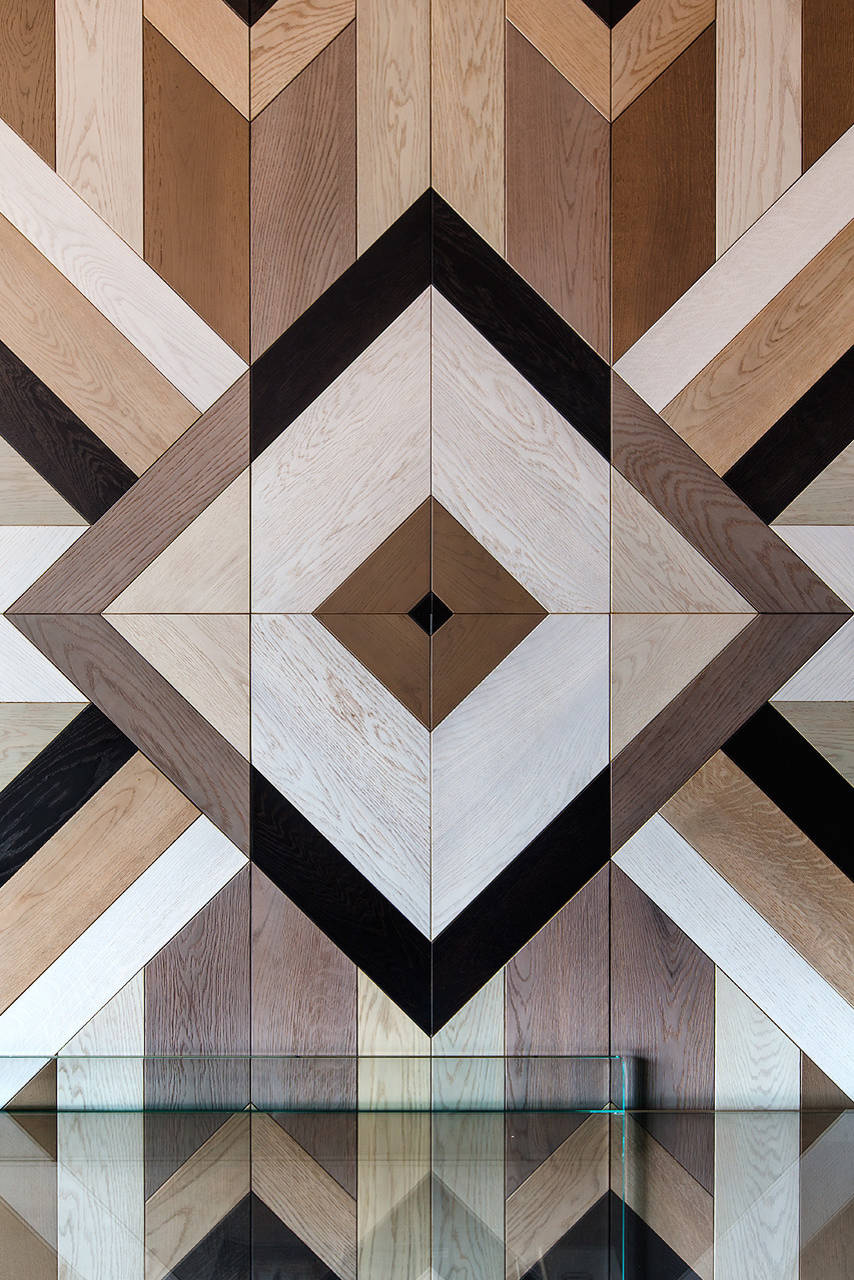 Houzz тур: Квартира с камином и деревянным панно ручной работы