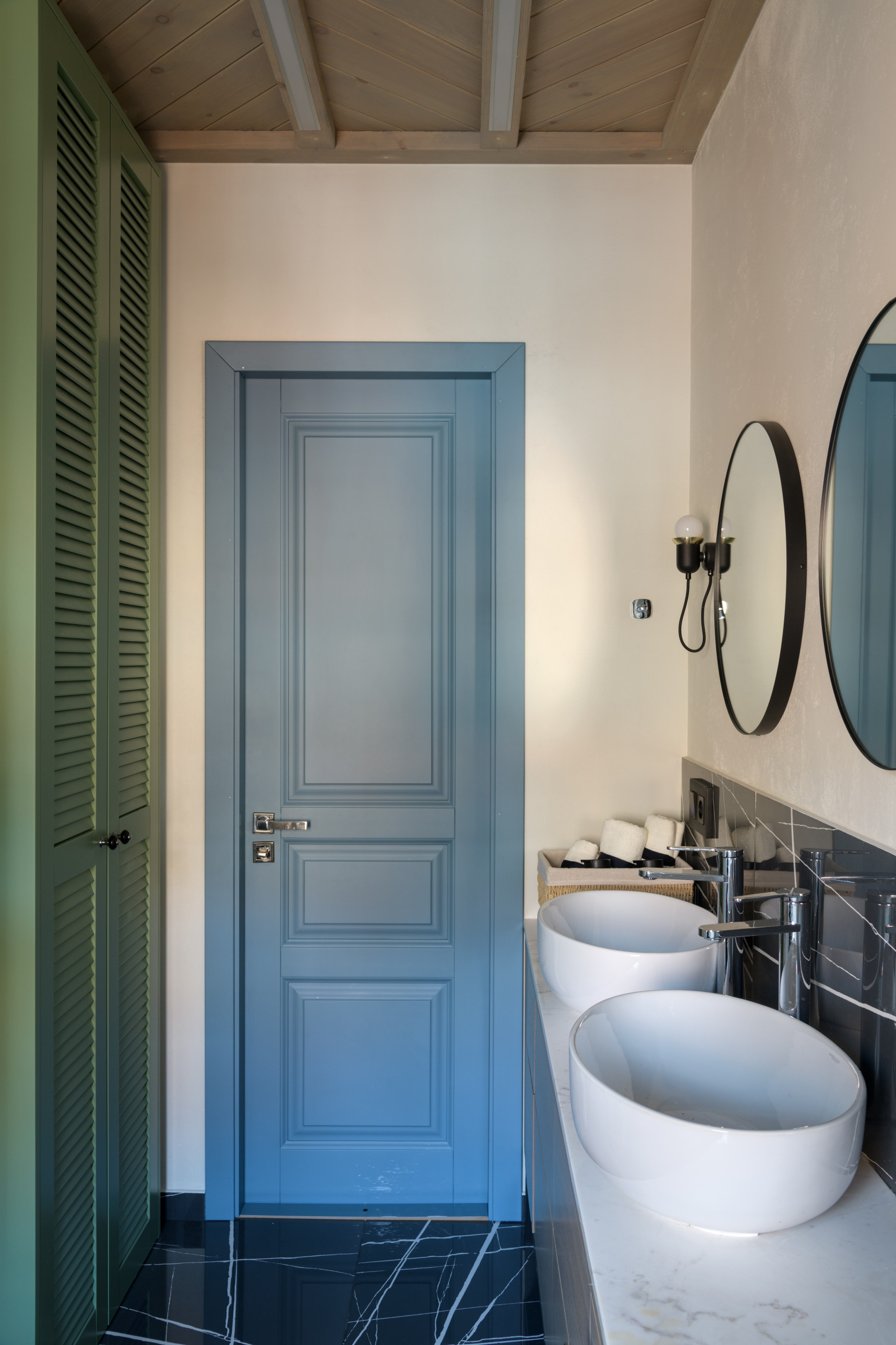 В гостях: Квартира архитекторов со 100-летней ванной