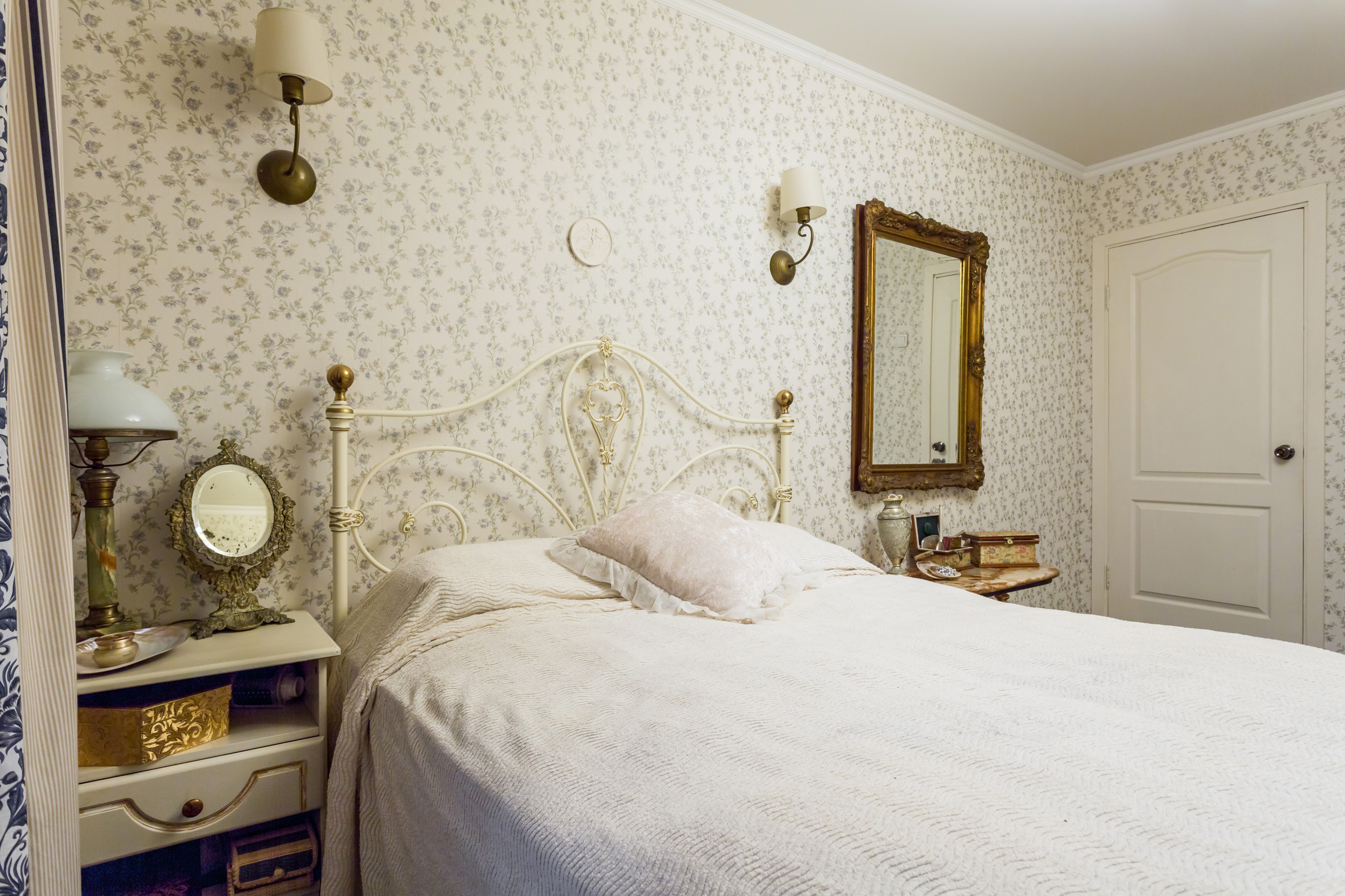 В гостях: Антикварные шкафы и резные зеркала в доме на Войковской