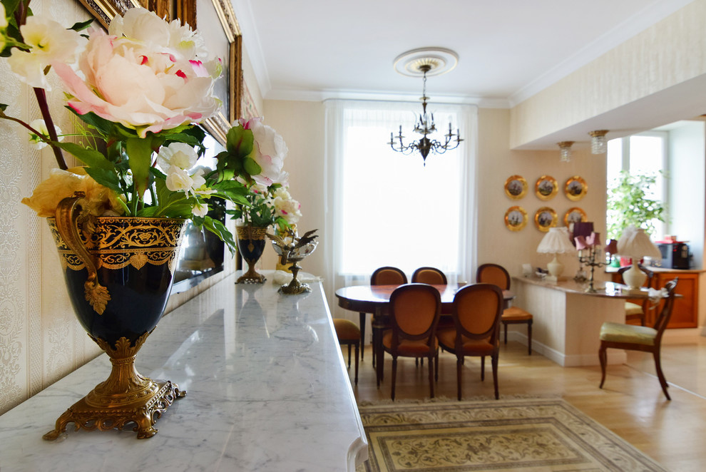 В гостях: Коллекция керамики и винтажная мебель в московской квартире