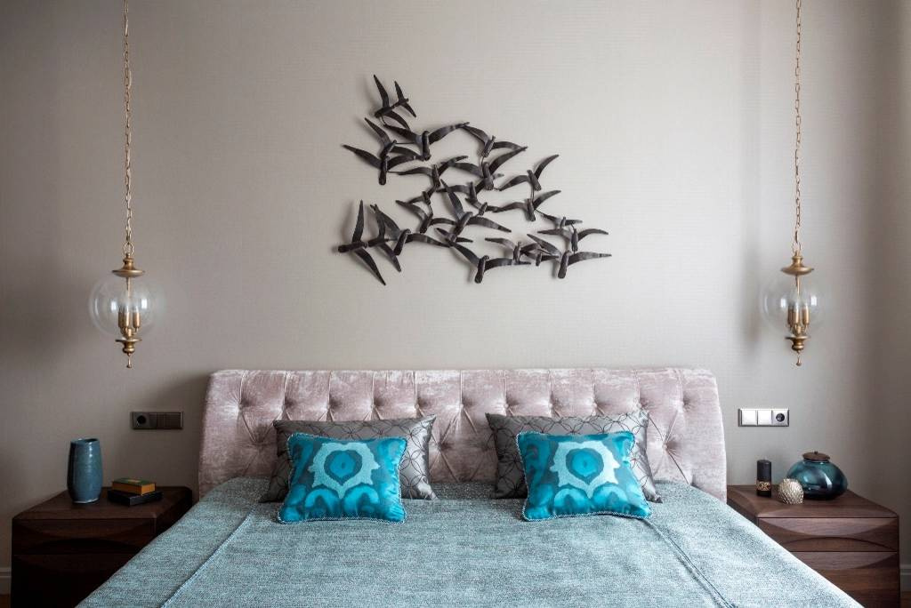 Houzz тур: Оттенки синего и блеск зеркал в двухуровневой квартире