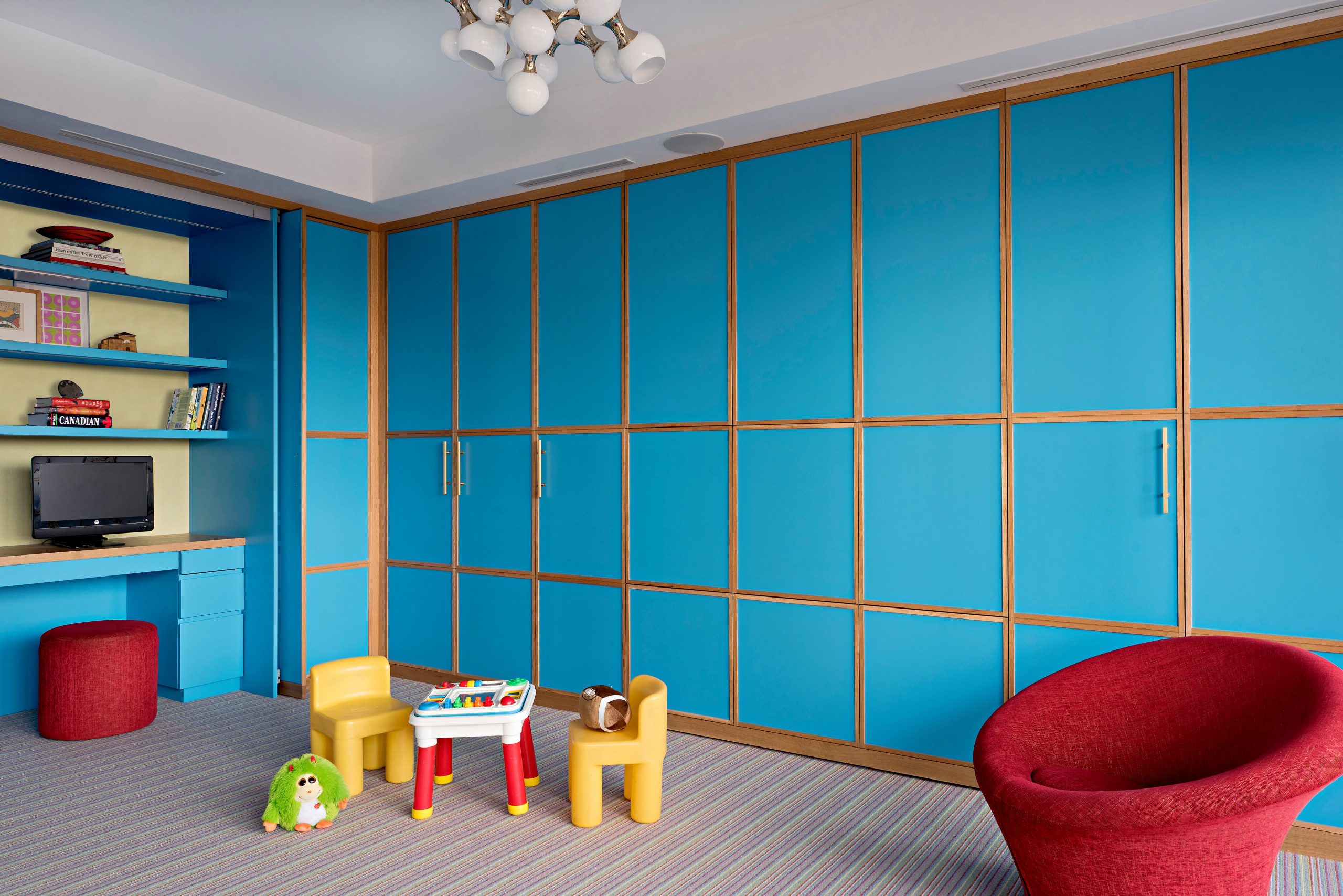 Вопрос: Как спрятать кровать в однокомнатной квартире