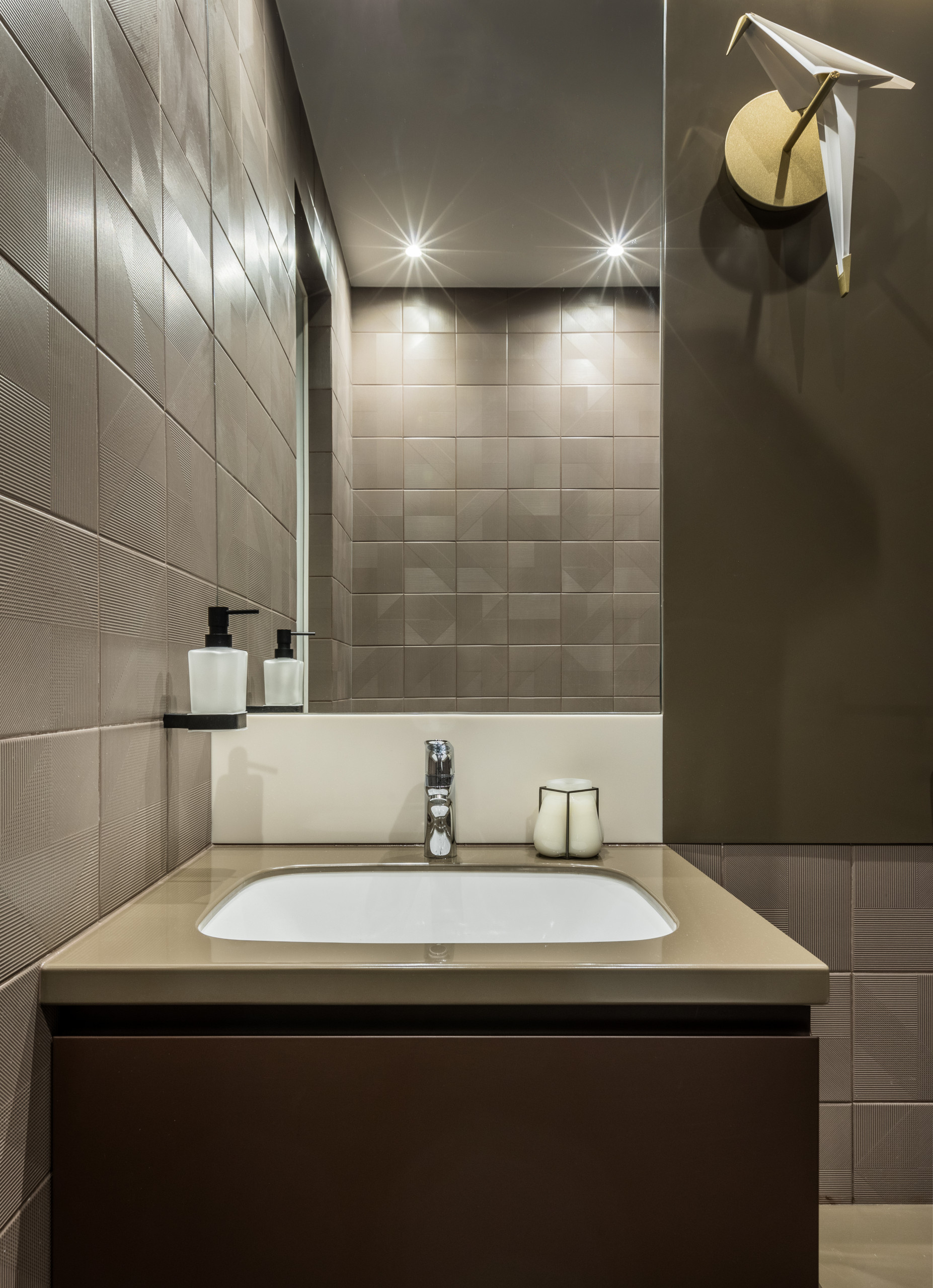 Houzz тур: Квартира с яркими деталями и элементами из латуни