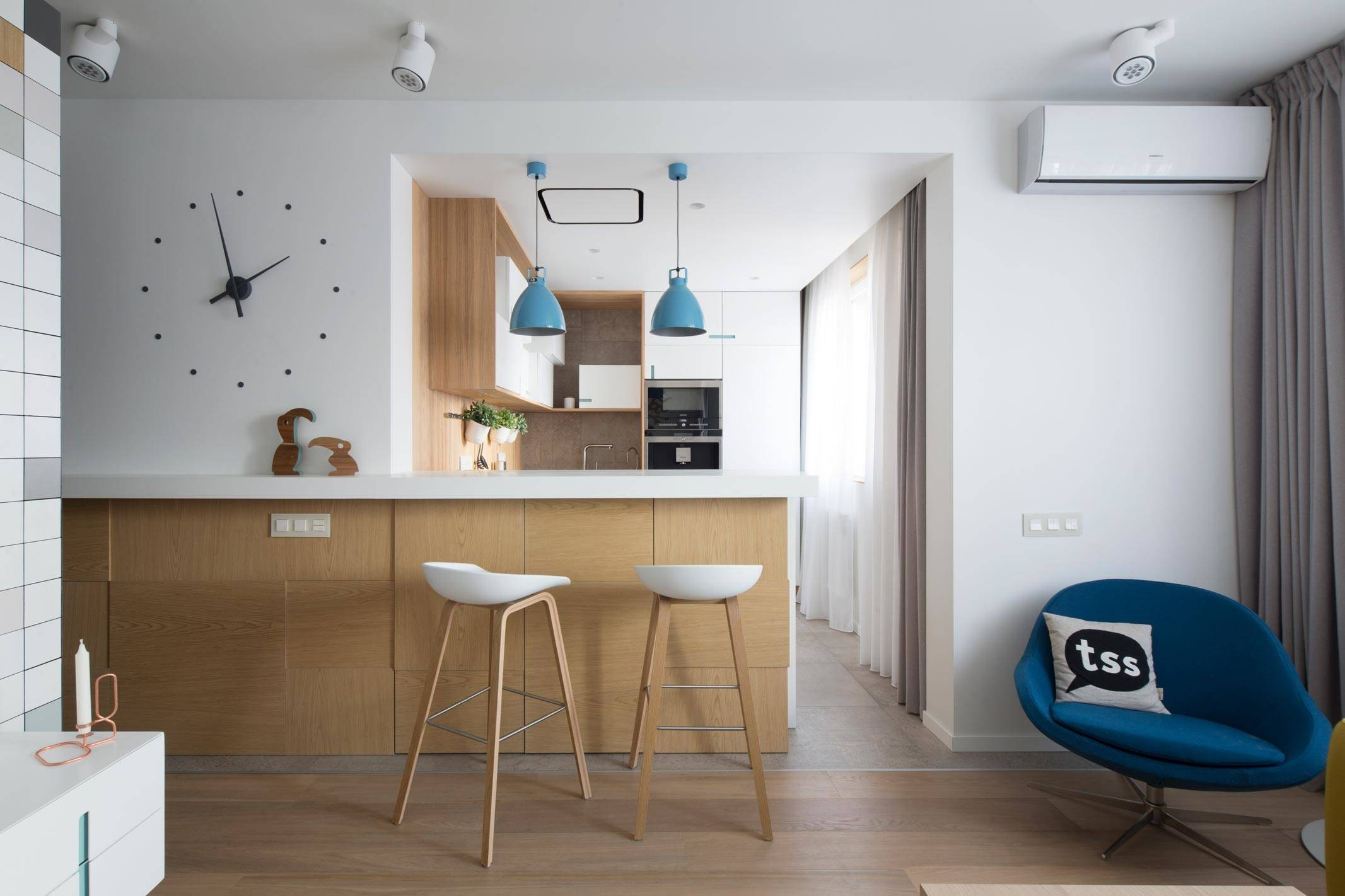 Houzz тур: Подиум в спальне, куб в гостиной