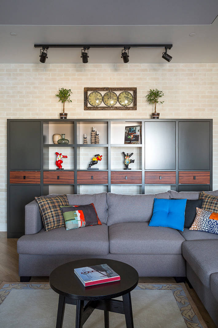 Houzz тур: Квартира со старыми бревнами, кирпичом и телефонной будкой