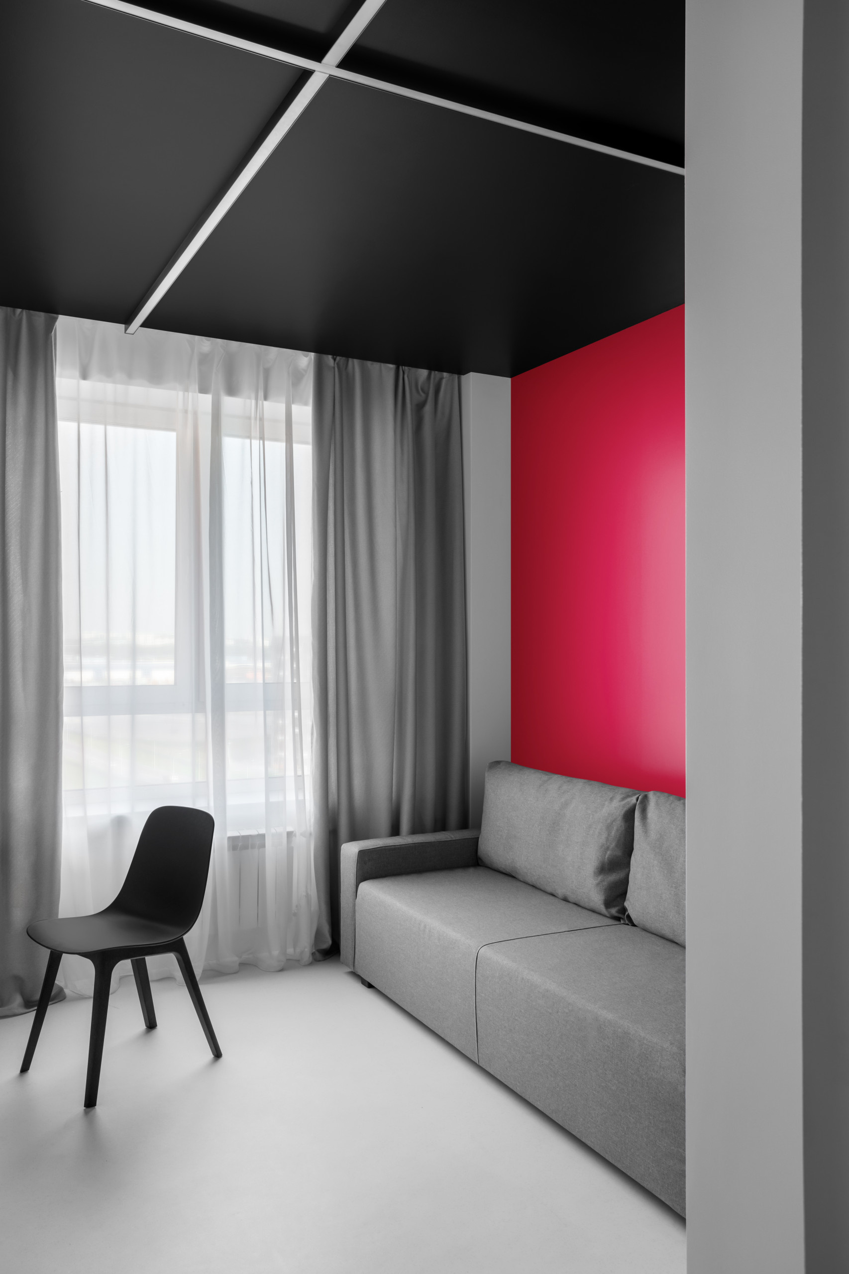 Houzz тур: 52 кв.м — чёрно-белая квартира с малиновыми акцентами