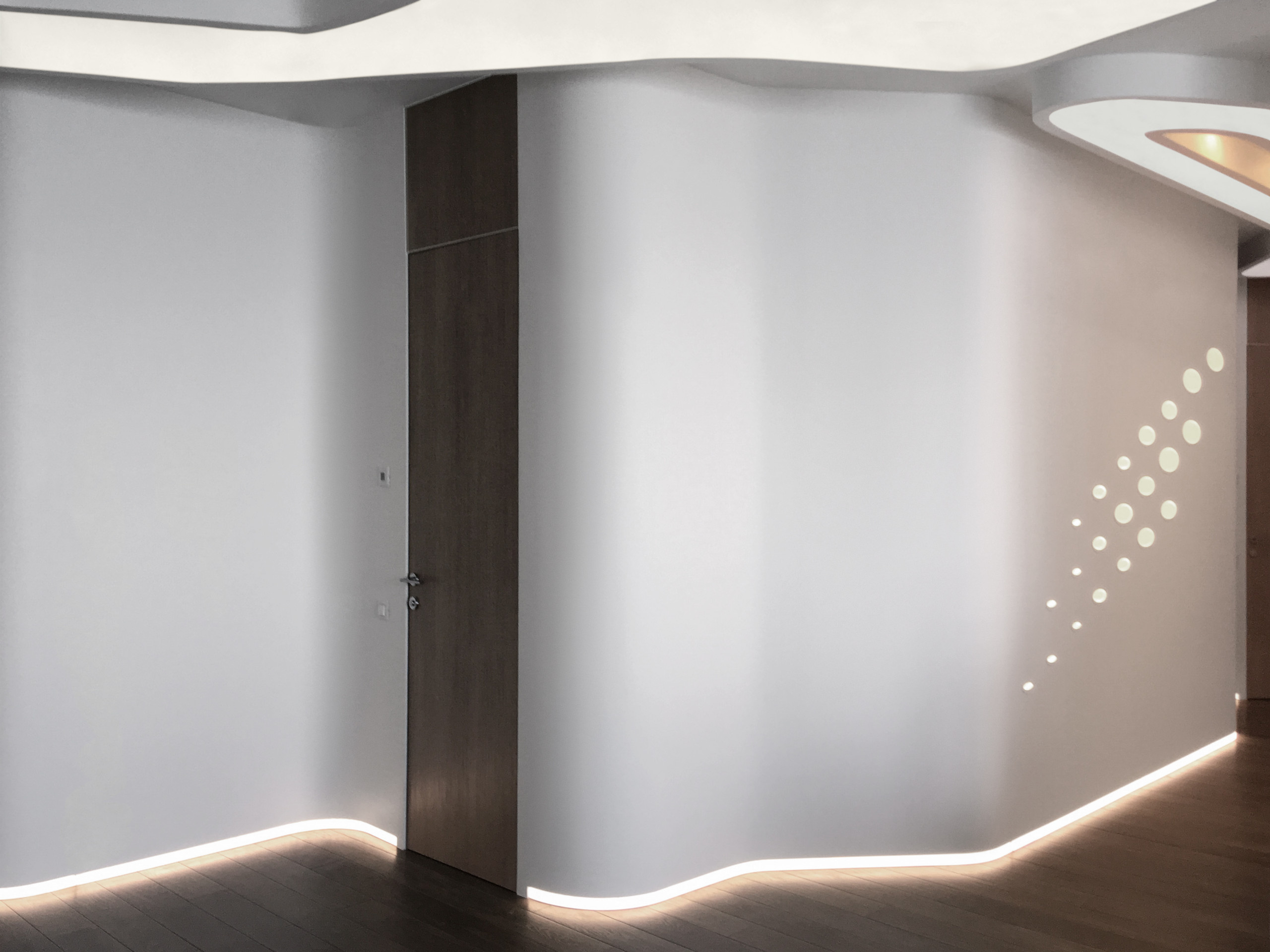 Зачем вам: Укладывать пол без плинтуса