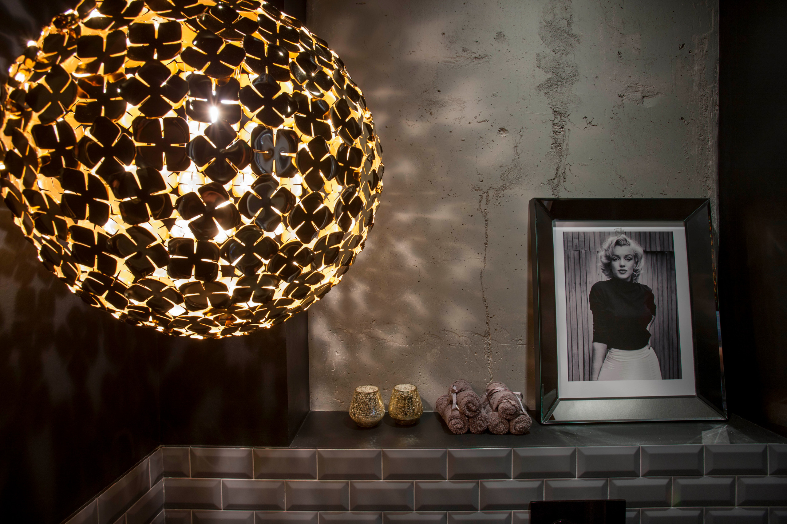 Houzz тур: Маленькая квартира с бетоном и позолотой