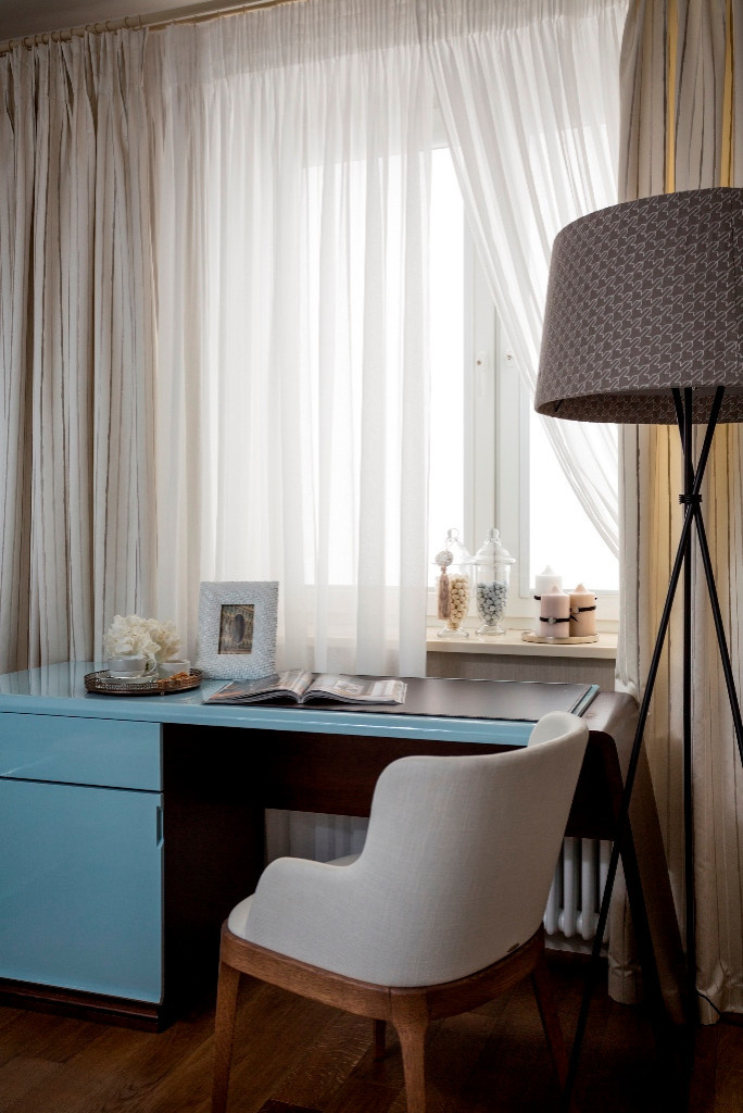 Houzz тур: Оттенки синего и блеск зеркал в двухуровневой квартире