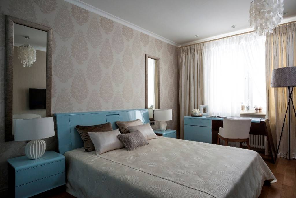 Houzz тур: Оттенки синего и блеск зеркал в двухуровневой квартире