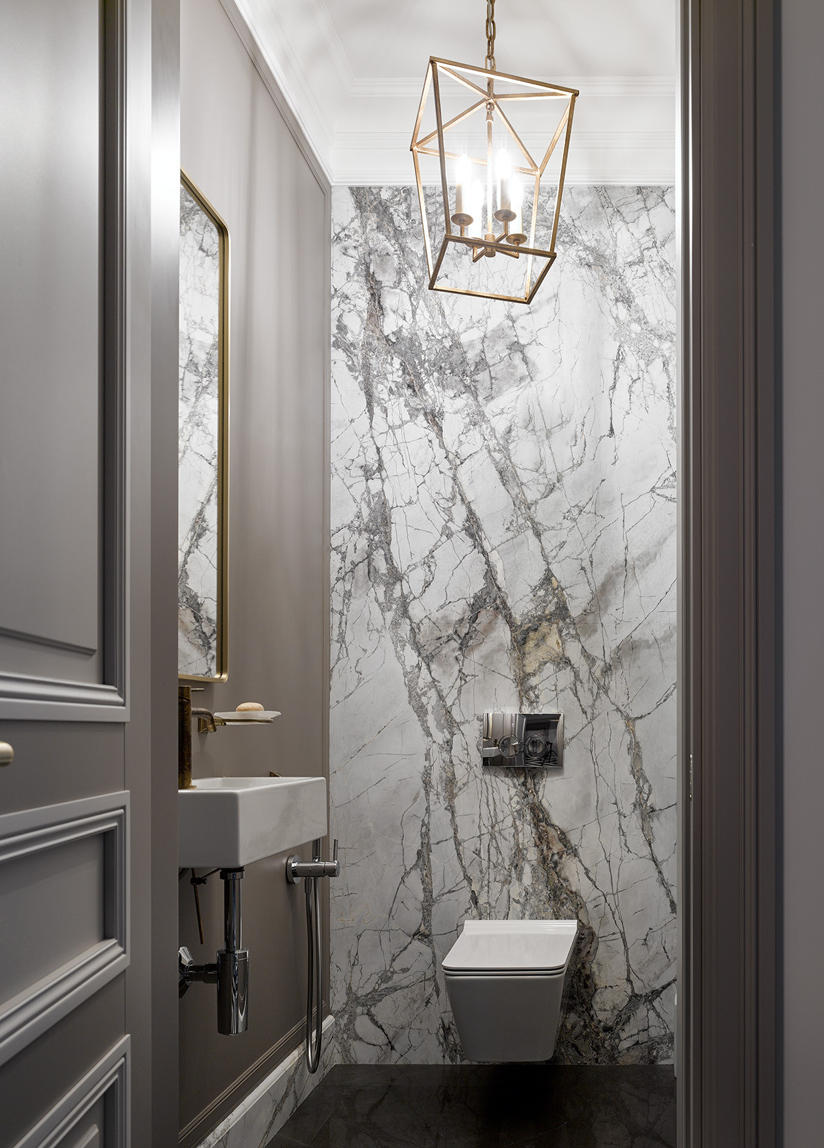 Houzz тур: Дом на Новой Риге с синей библиотекой