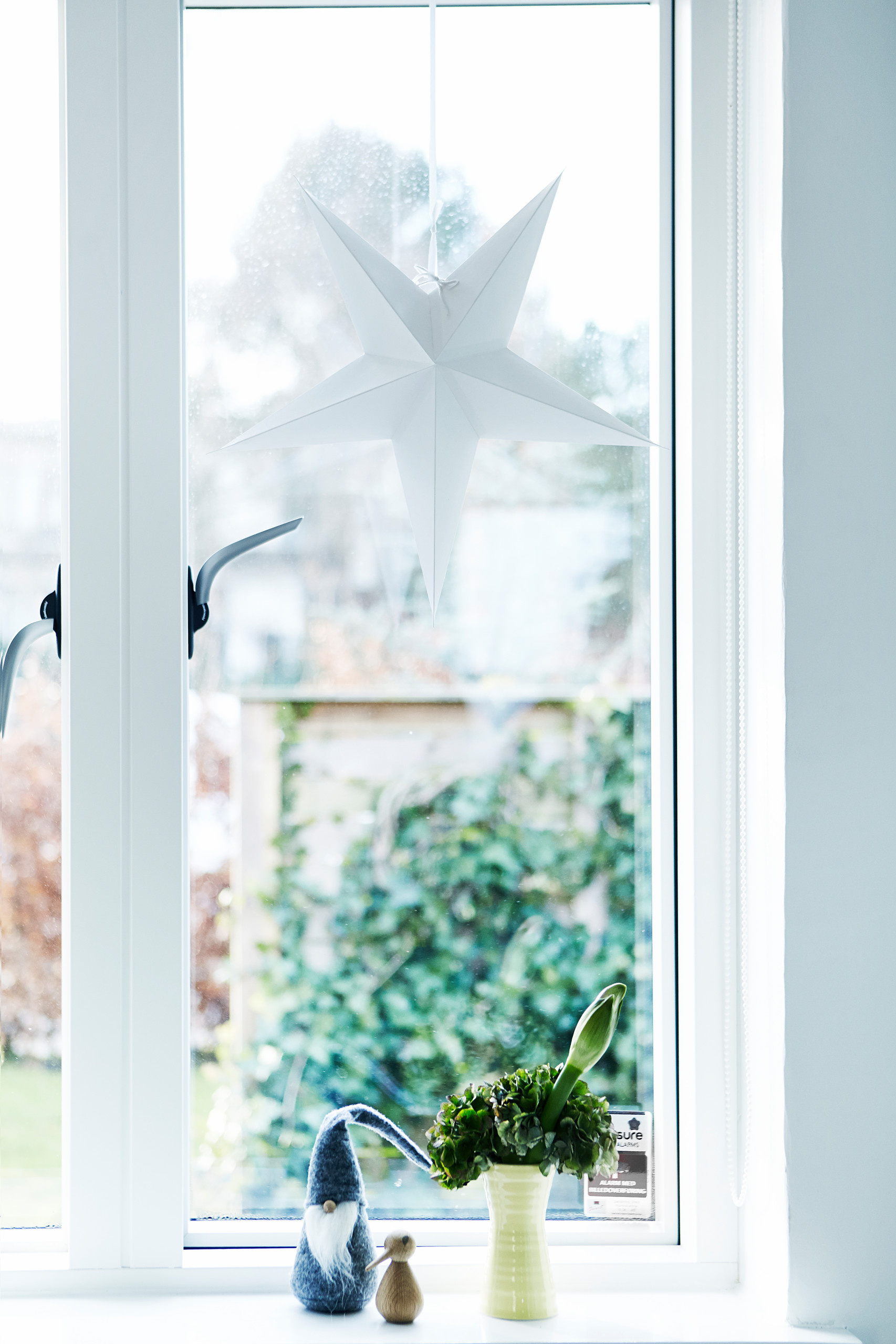 Просто фото: 18 идей украшения окон к Новому году