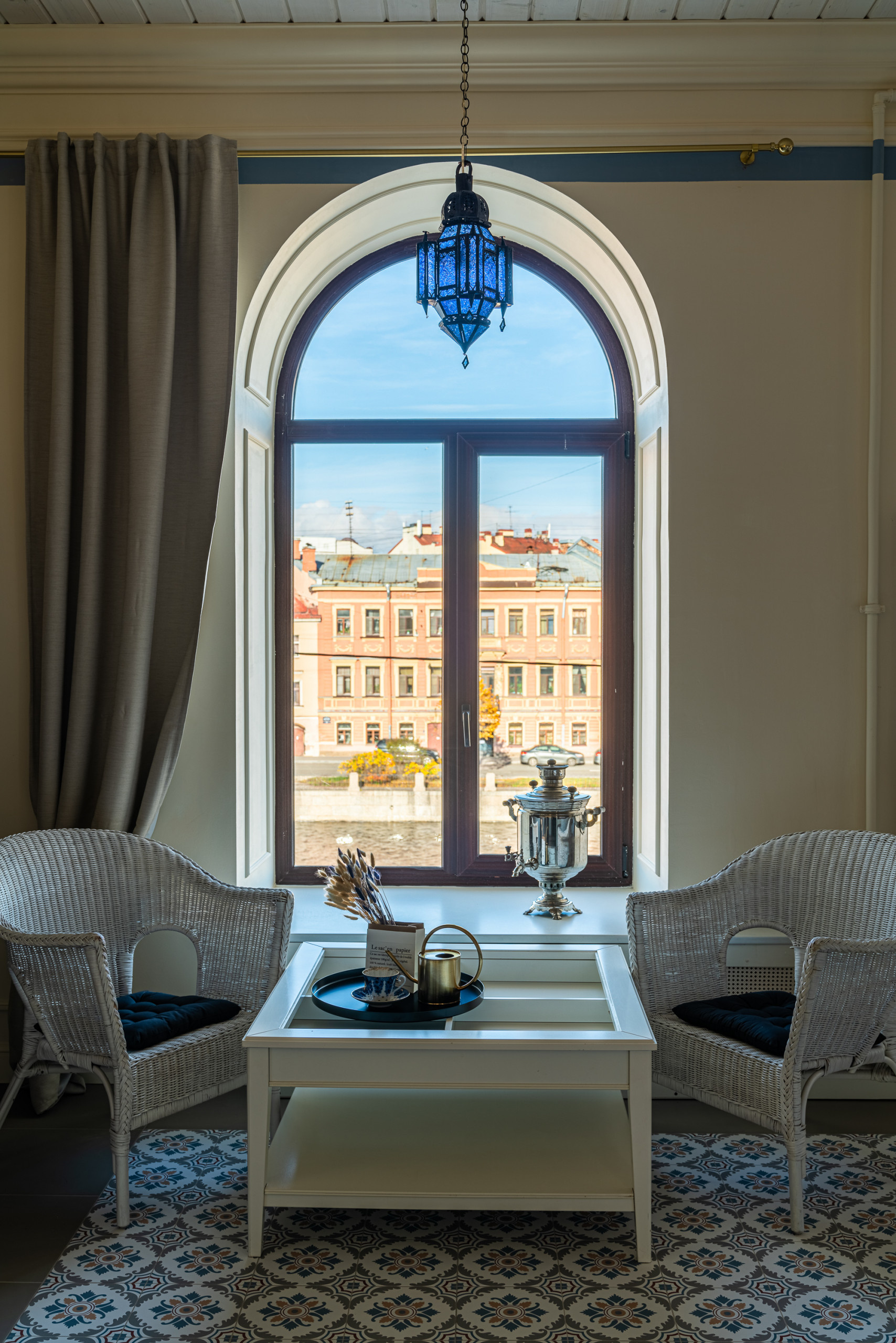 Прогулка на диване: Дома с видом на достопримечательности города