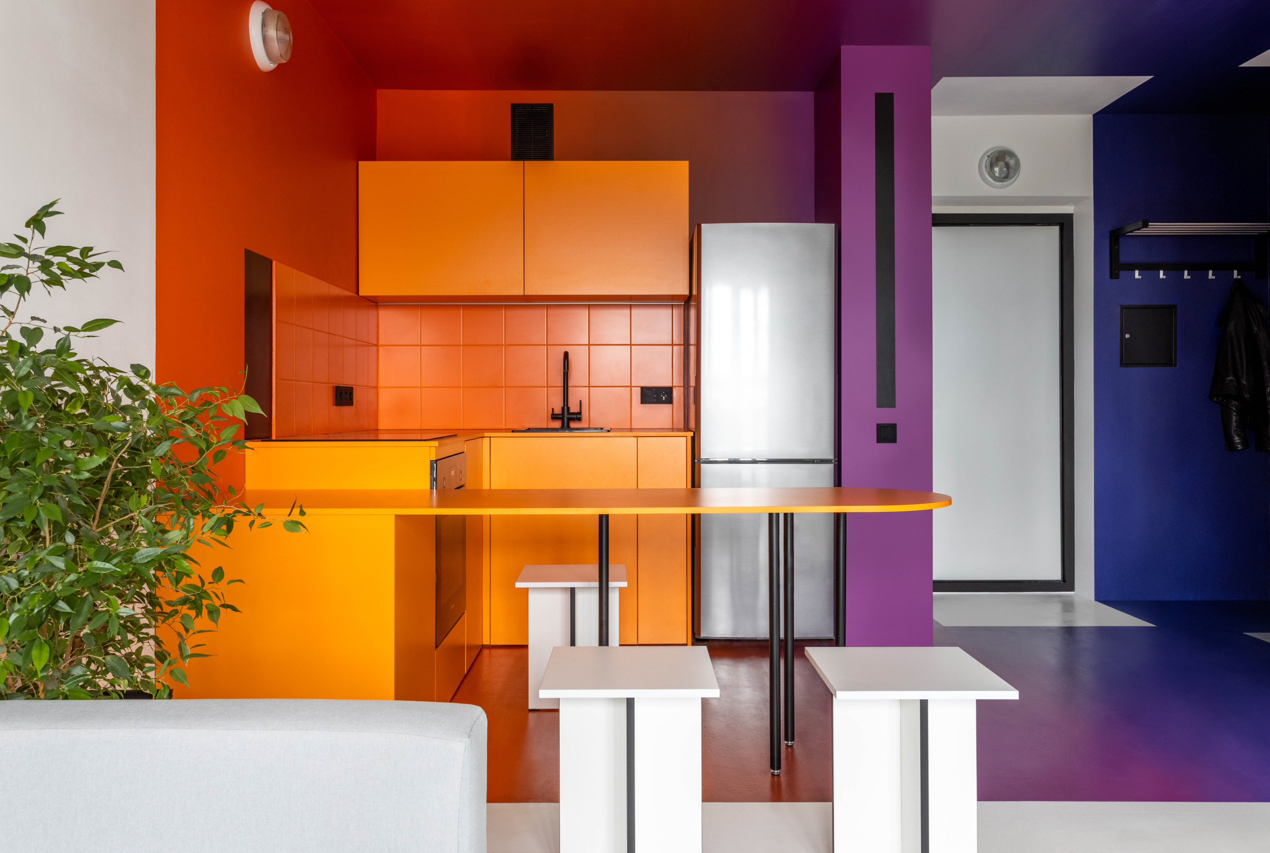 Houzz тур: Квартира в Уфе с яркой кухней и монохромной спальней