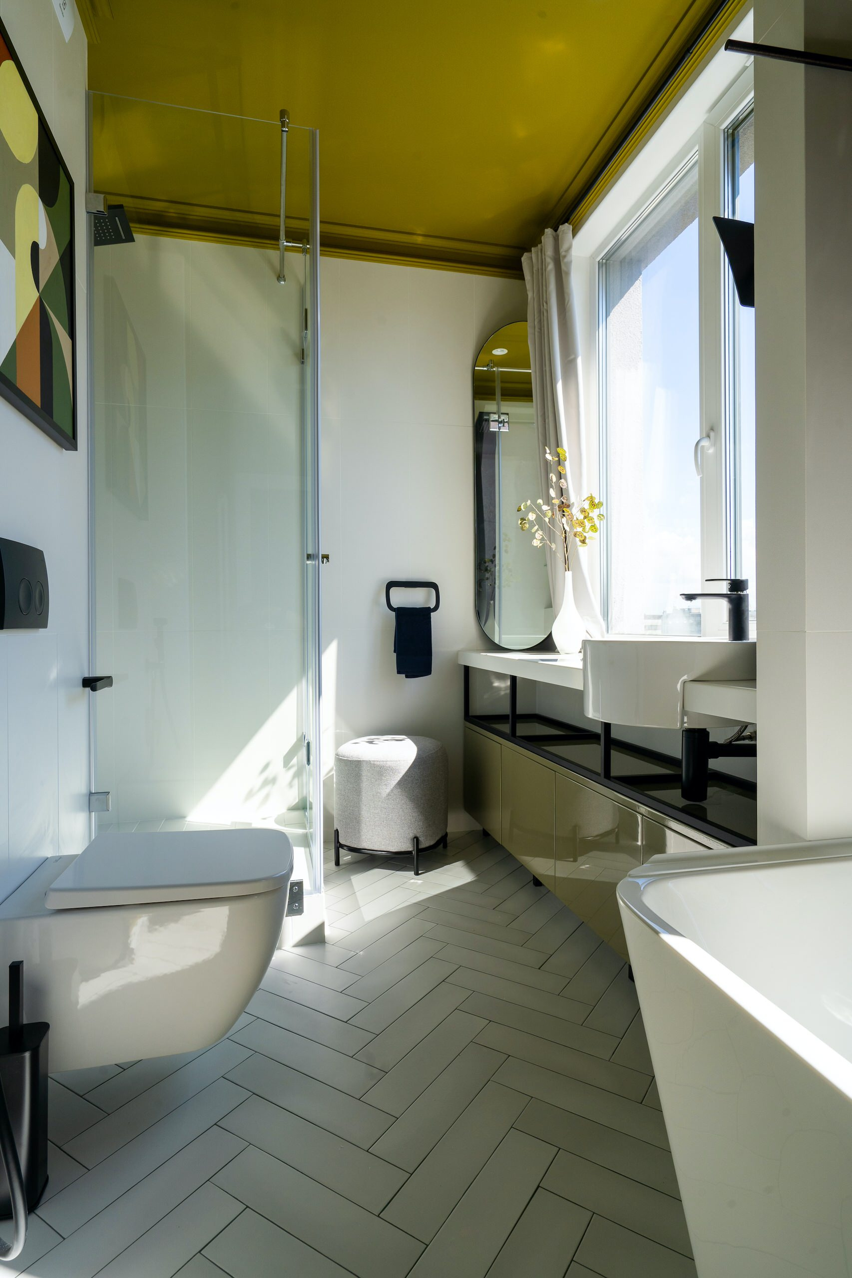 Проект недели: Ванная с двумя окнами и картиной от заказчицы