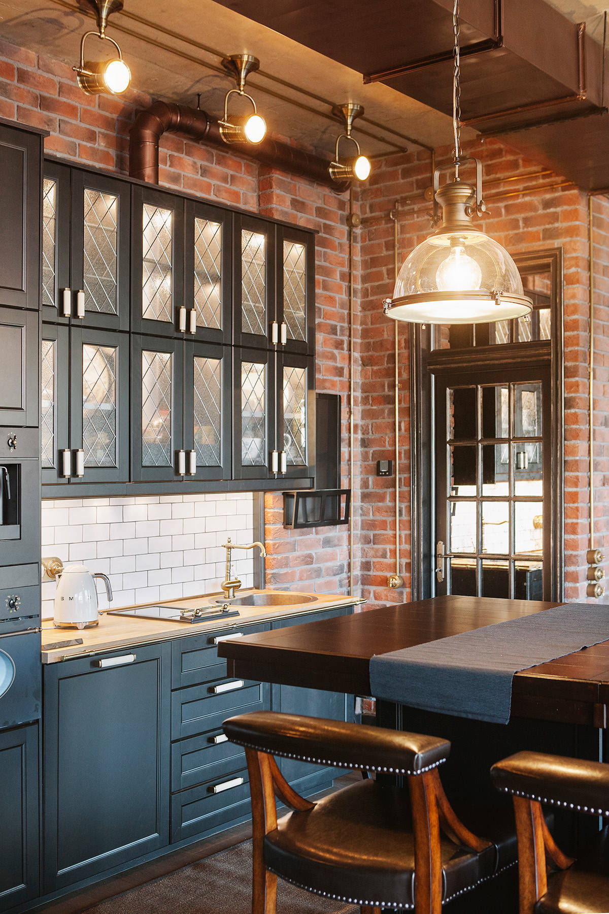 Фотоохота: 23 проекта кухни «в колонну» — от компактных до XXL