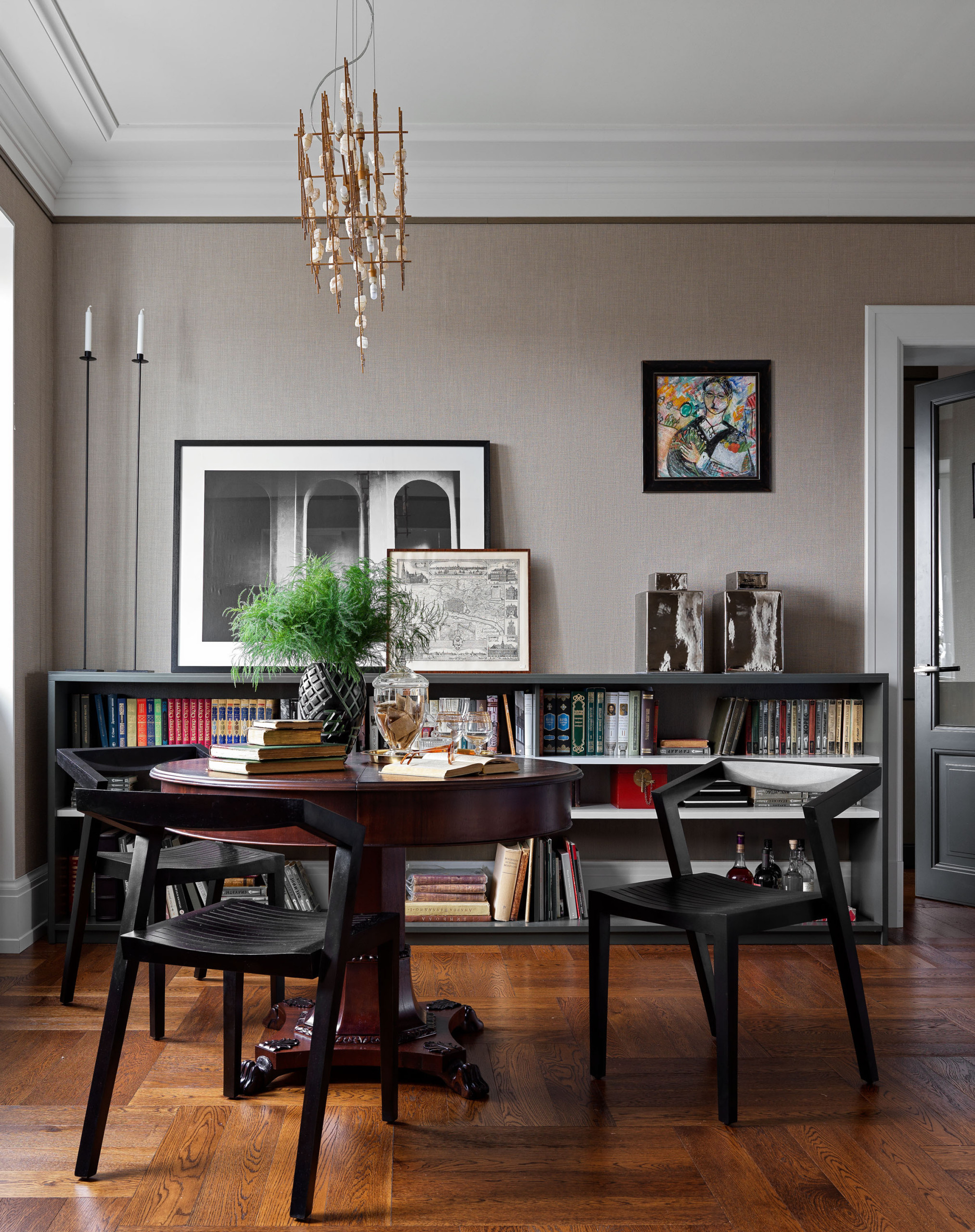 В гостях: Интерьер с колоннами в Соцгороде Казани