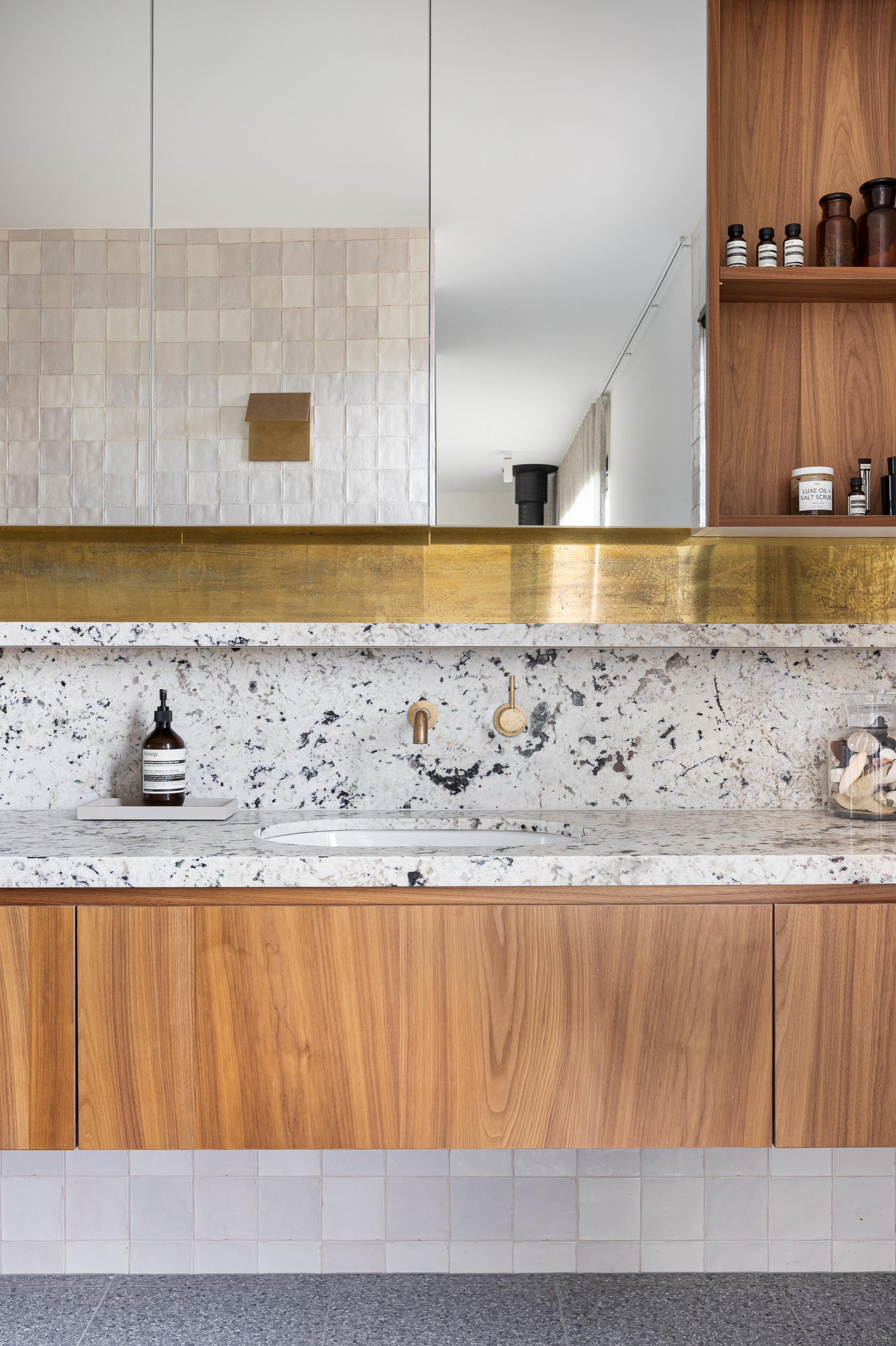 Фотоохота:  27 кухонь «без верха» — с полкой над фартуком