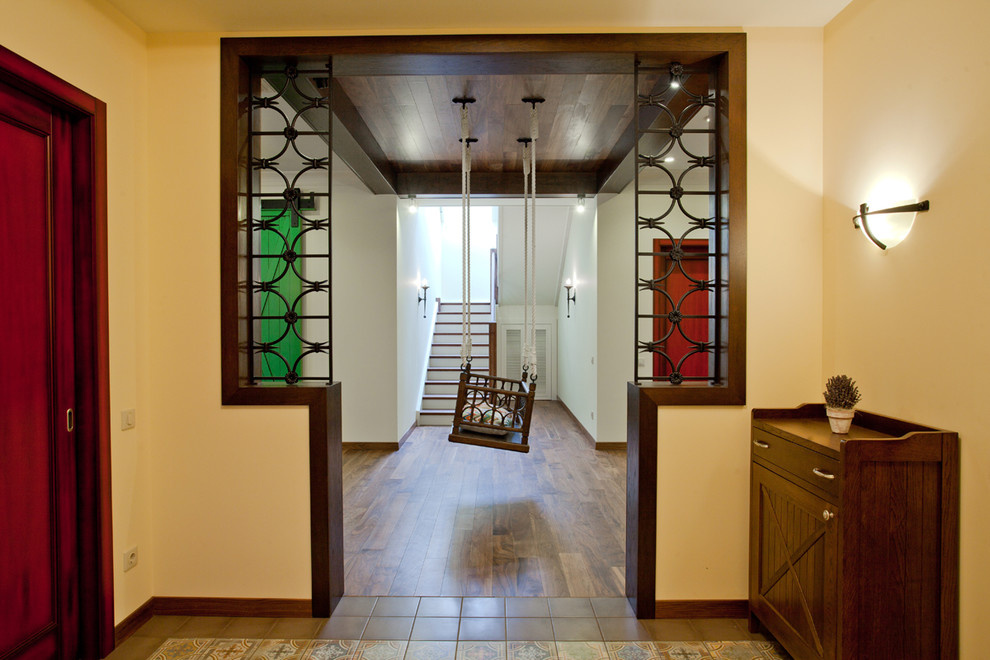 Houzz тур: Живописный дом у озера с качелями в холле