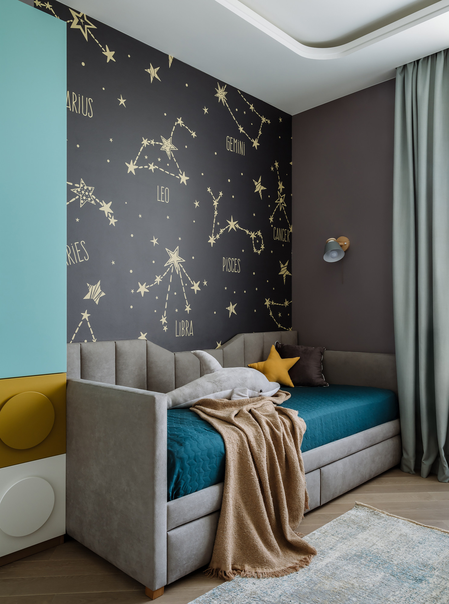 Houzz тур: Квартира с «космической» детской и зеленым диваном