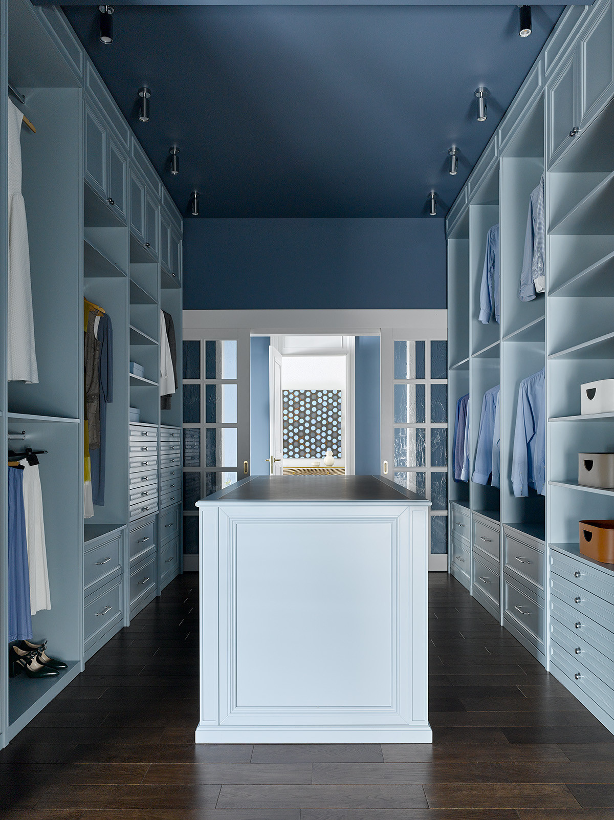 Houzz тур: Дом на Новой Риге с синей библиотекой