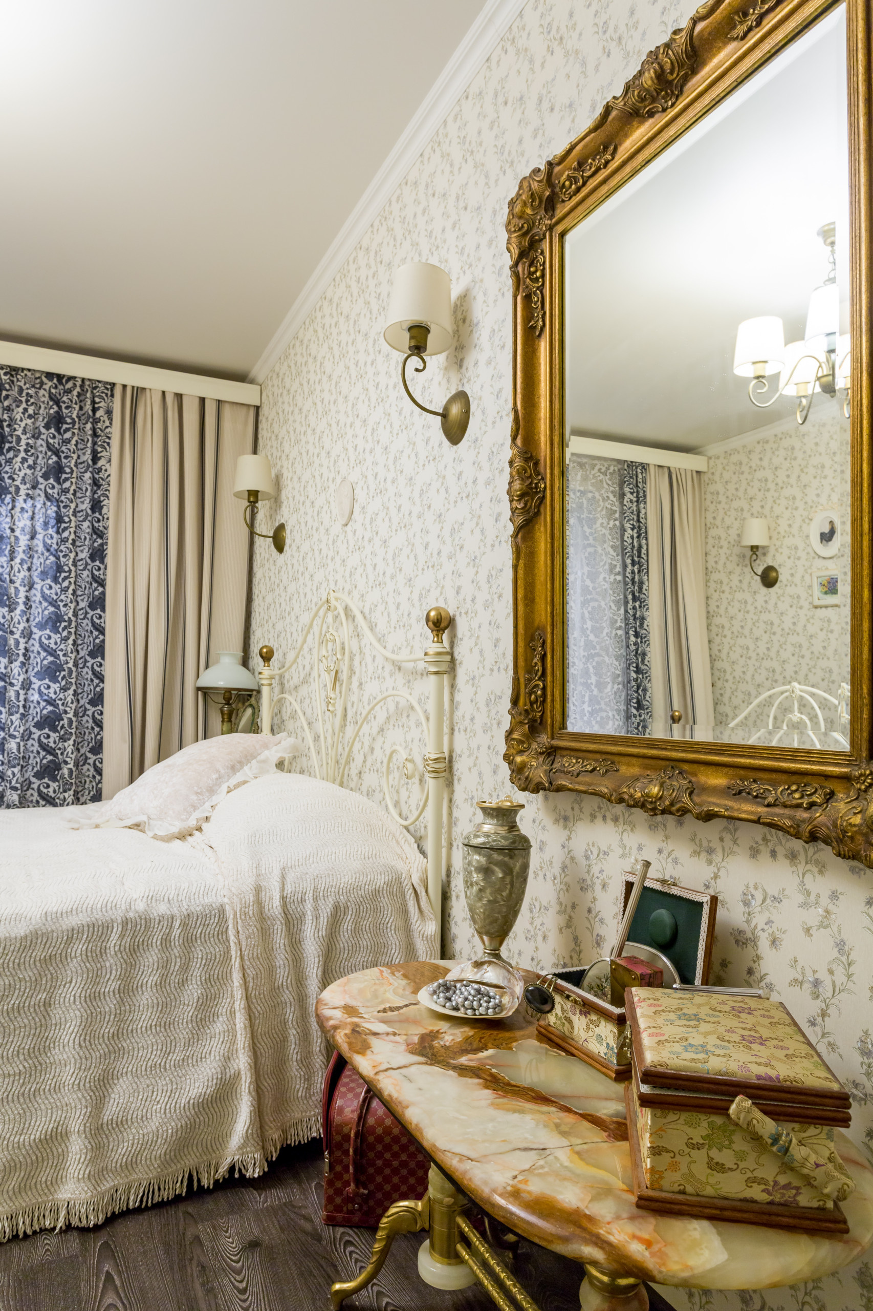 В гостях: Антикварные шкафы и резные зеркала в доме на Войковской