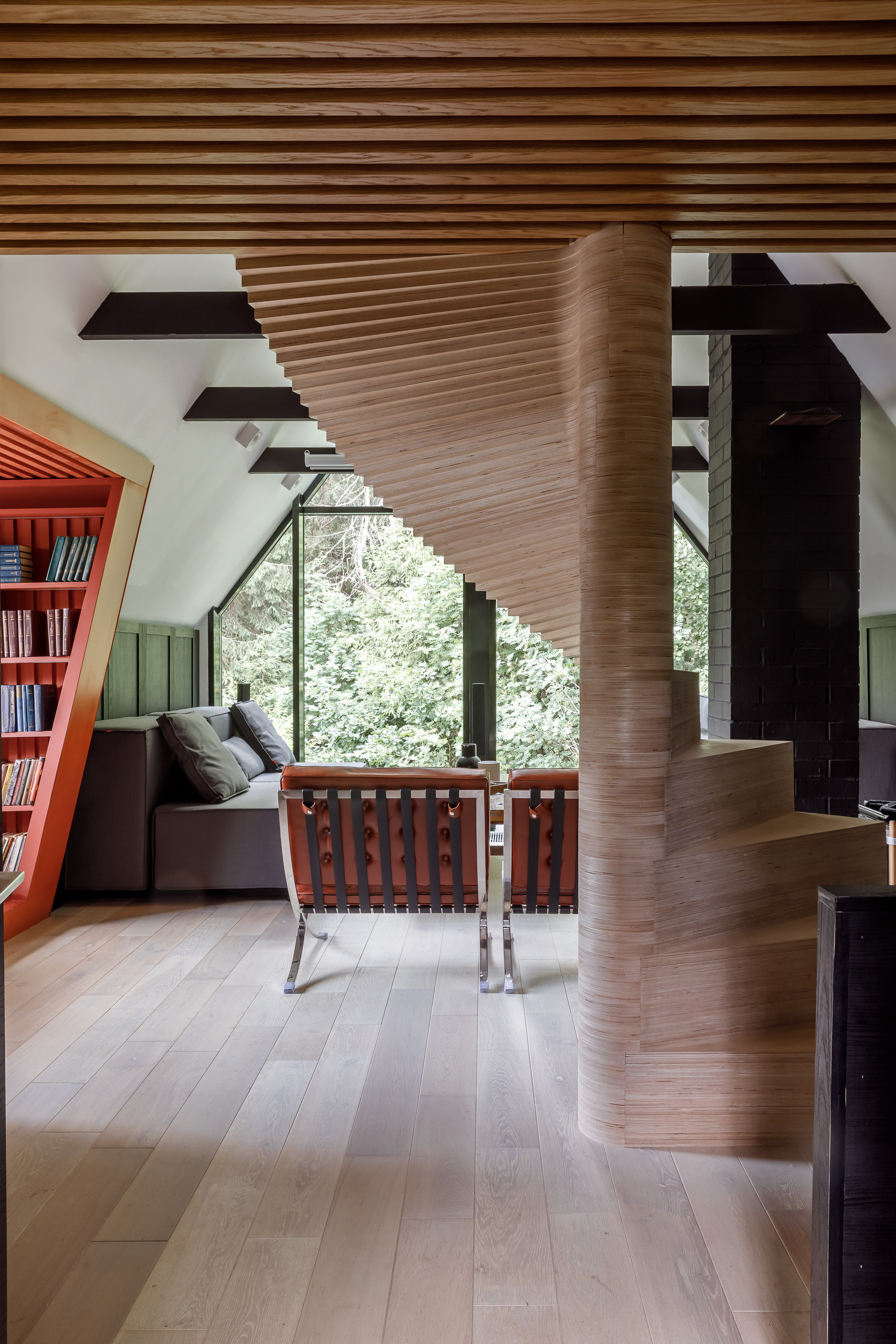 Проект недели: Лестница Мёбиуса и библиотека на месте лоджии