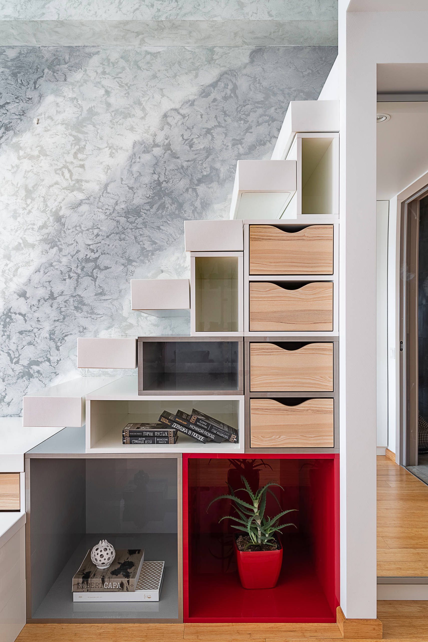 Просто фото: Хранение под лестницей — 23 идеи со всего мира