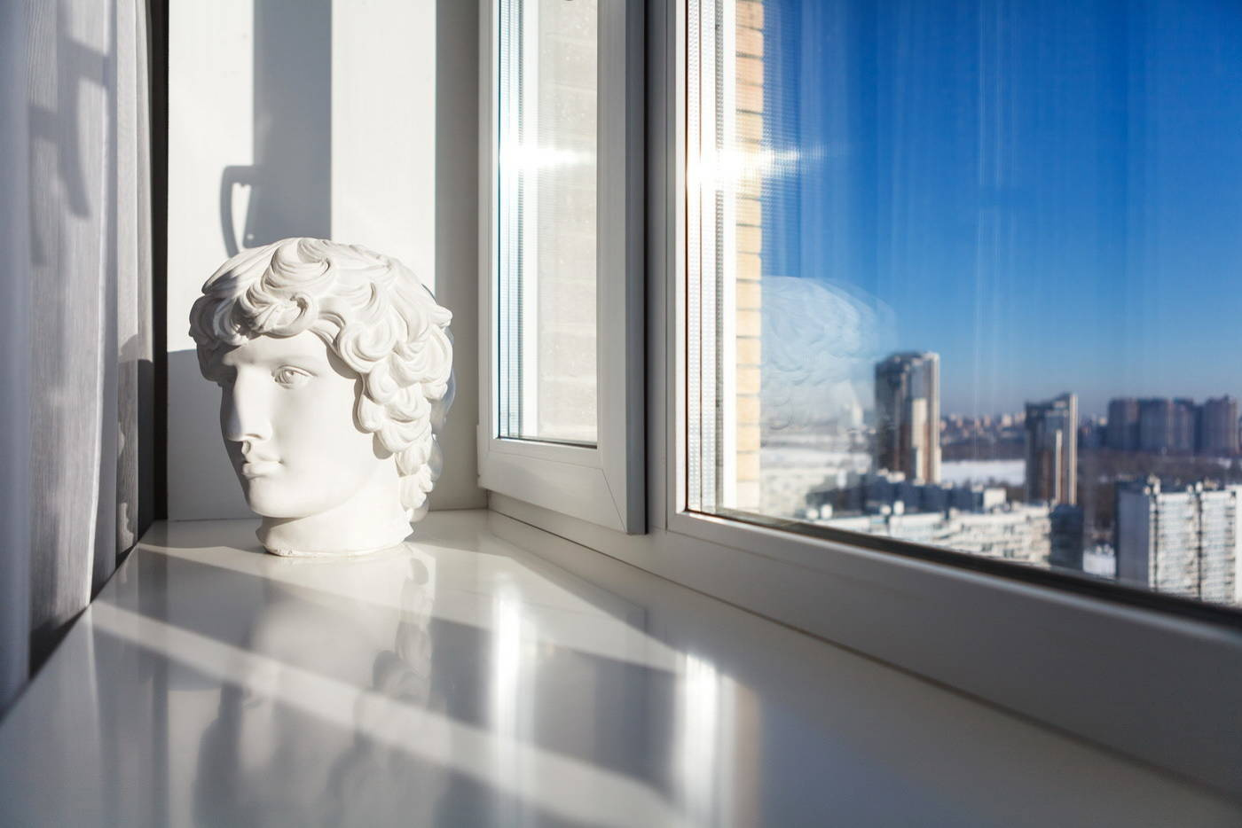 Вопрос: Зачем нужны дырки в пластиковых окнах