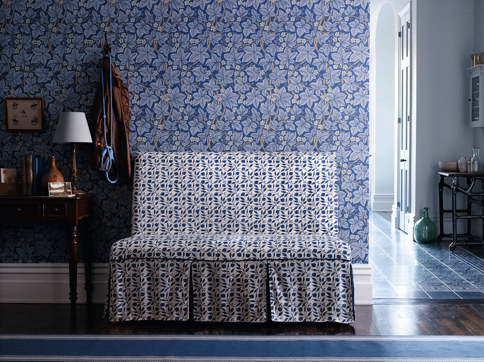 Дизайн-дебаты: Стоит ли клеить темные обои в маленькой квартире