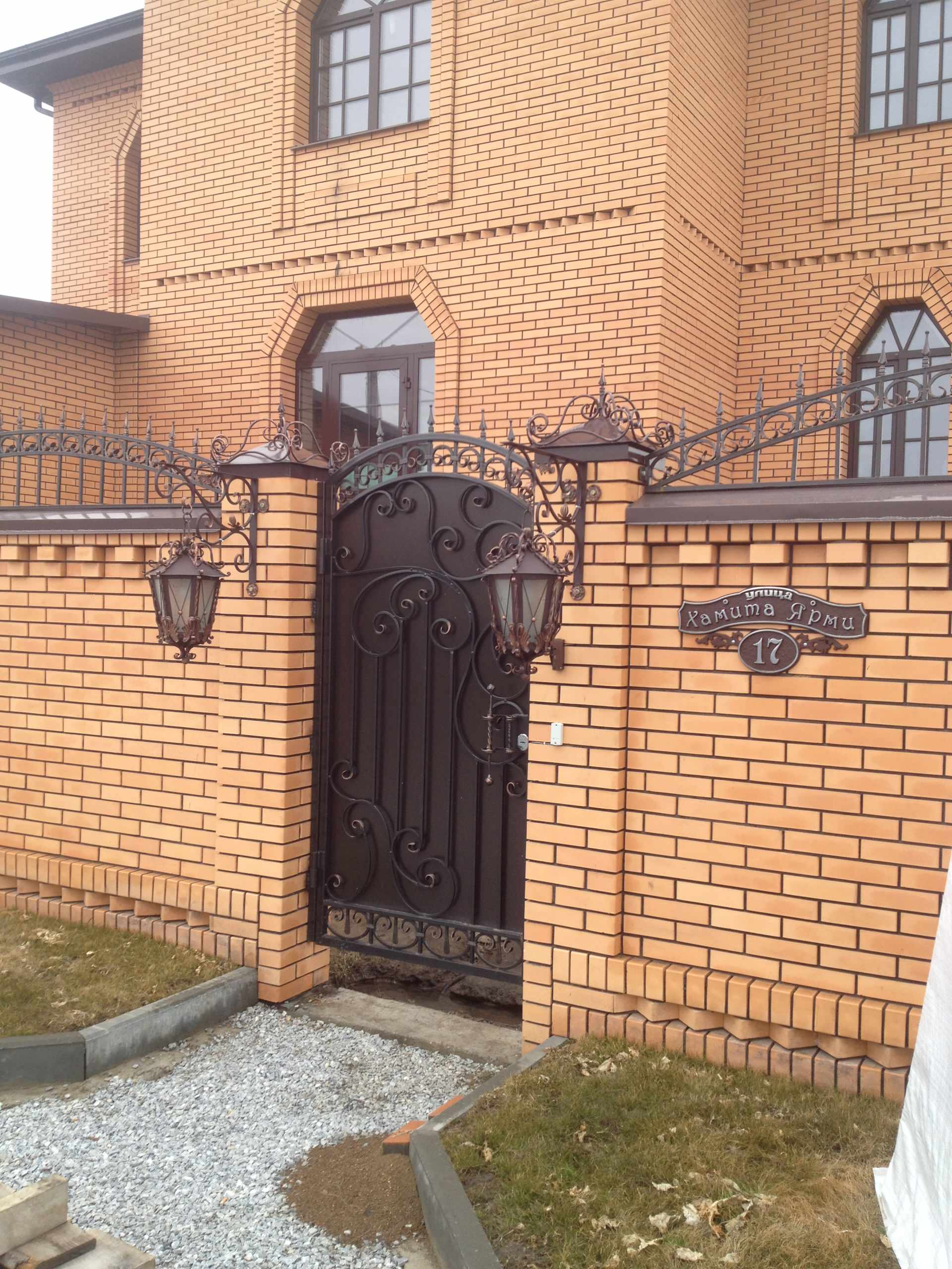 Вопрос: Какой забор нужен вашему дому