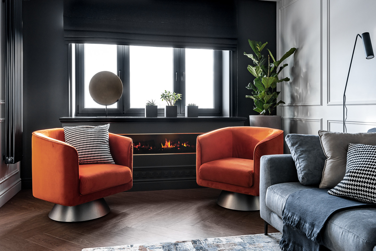 Просто фото: Камин у окна