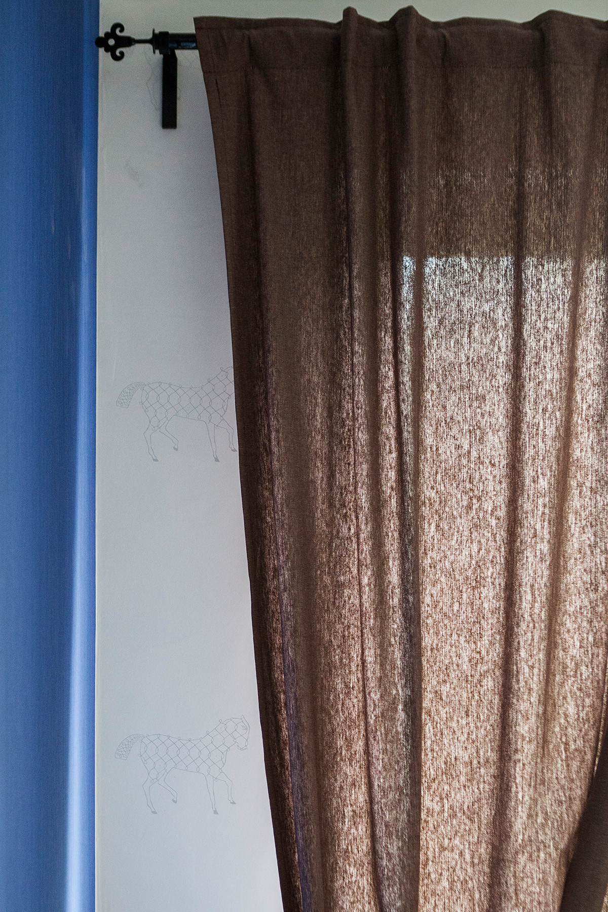 В гостях: Интерьер с двумя биглями и качелями у окна