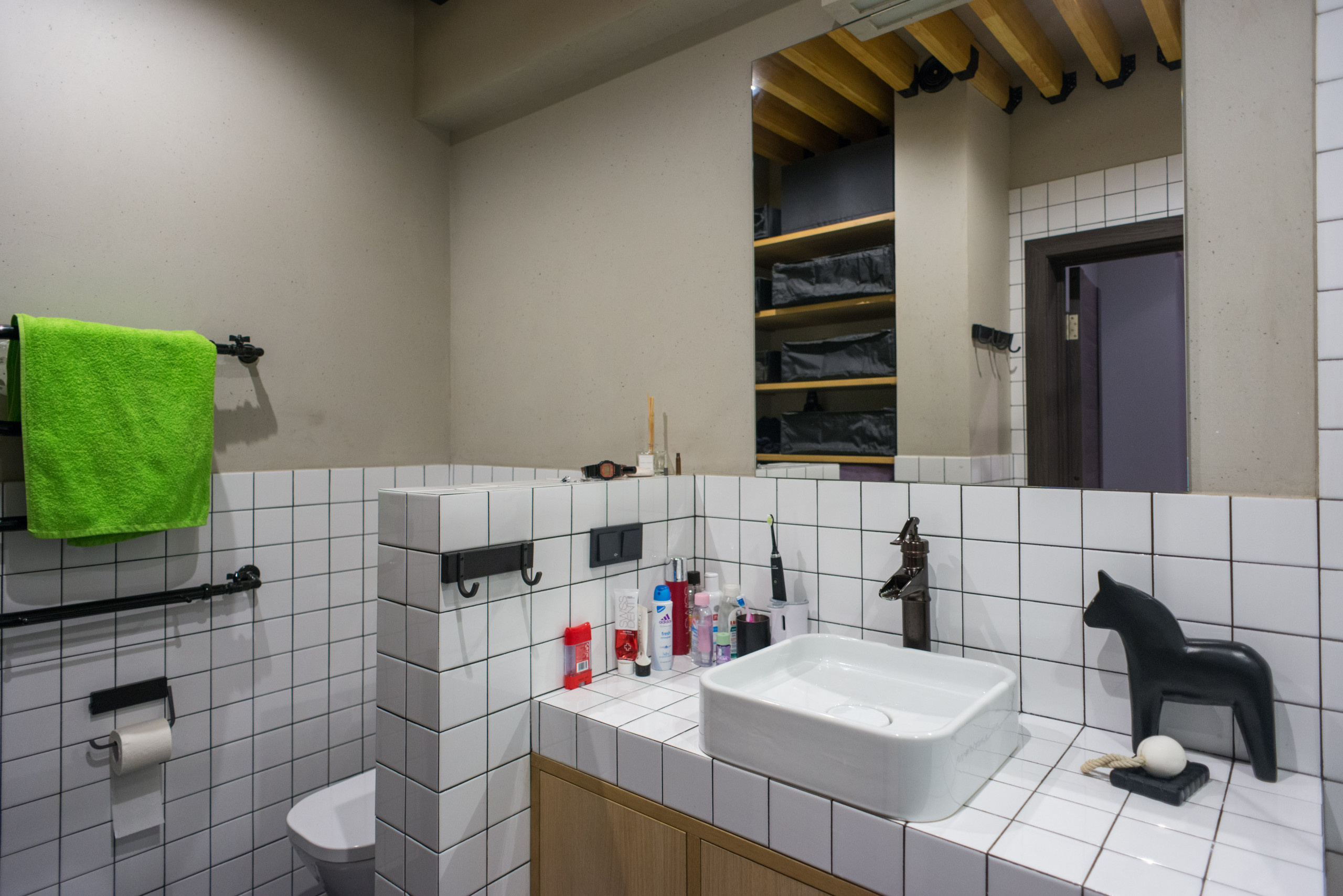 В гостях: Квартира в нейтральных тонах с кирпичной стеной