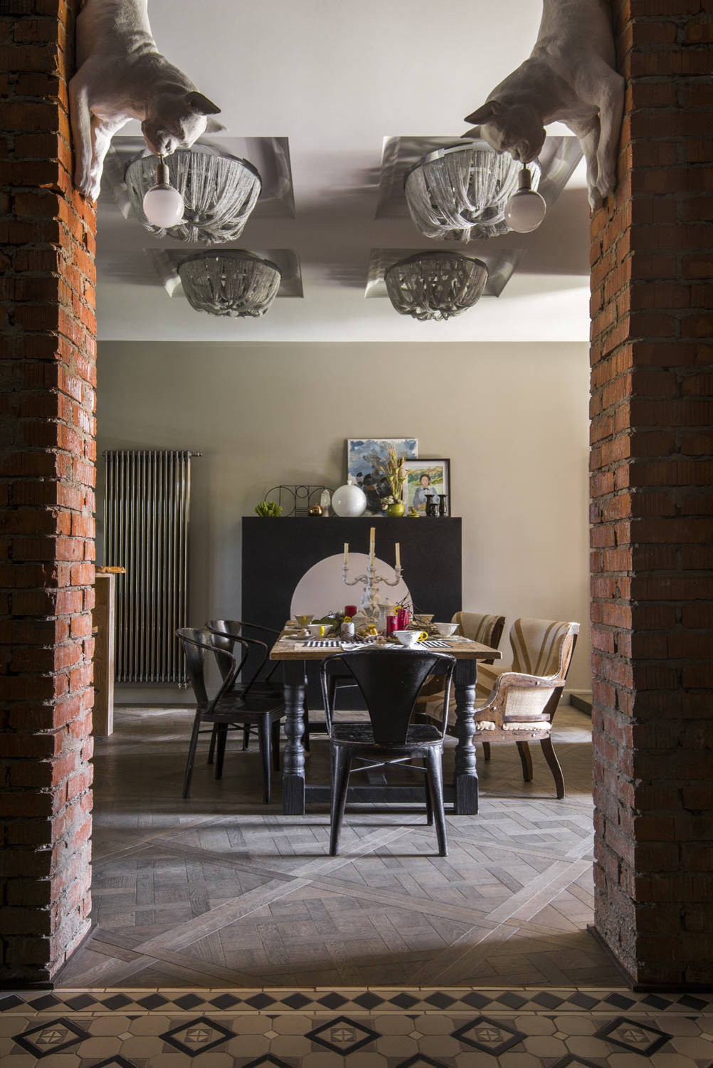 В гостях: Дом с гигантской Эйфелевой башней — камином