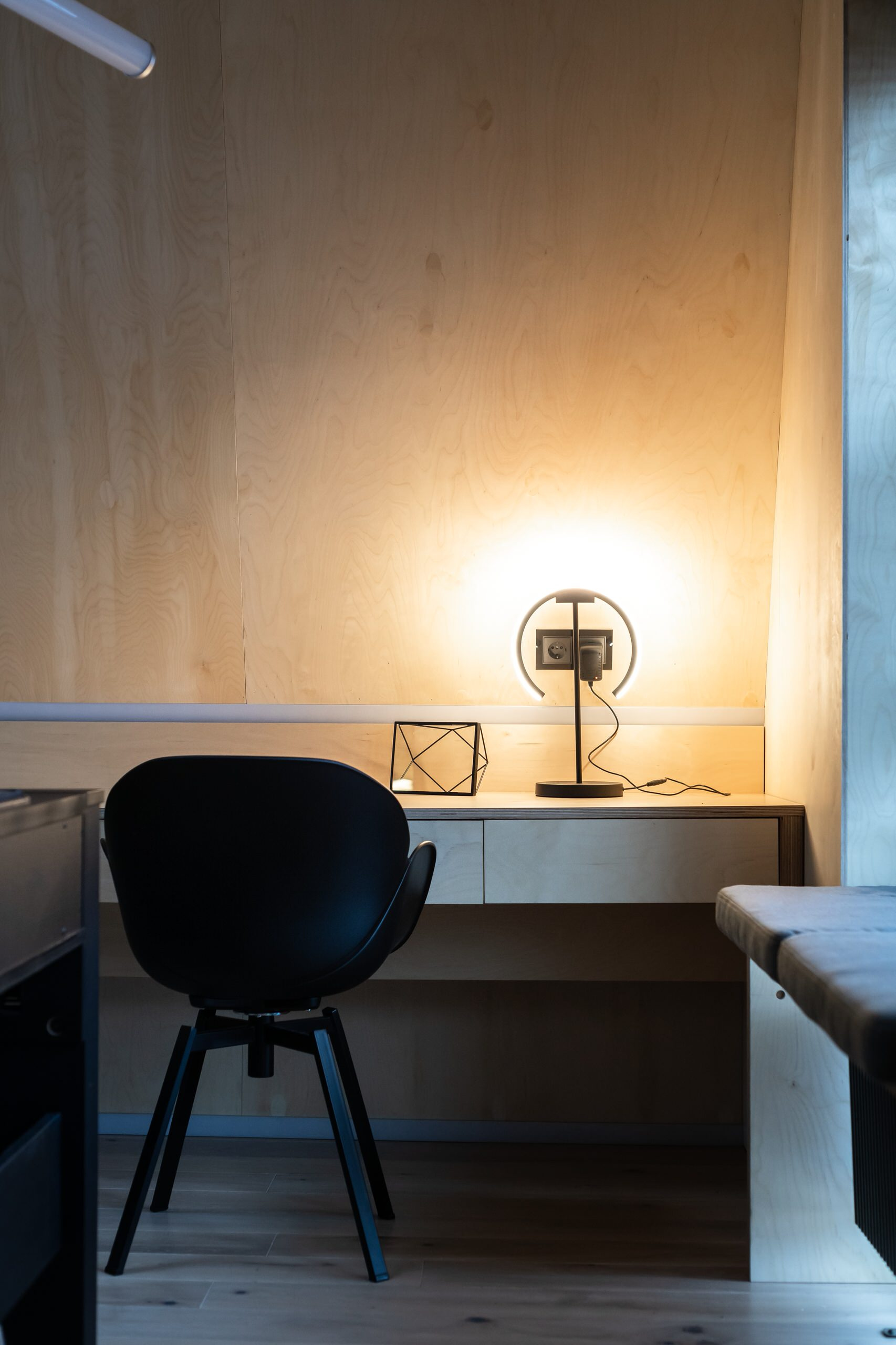 Проект недели: Мансарда с двухъярусной ТВ-зоной и зимним садом