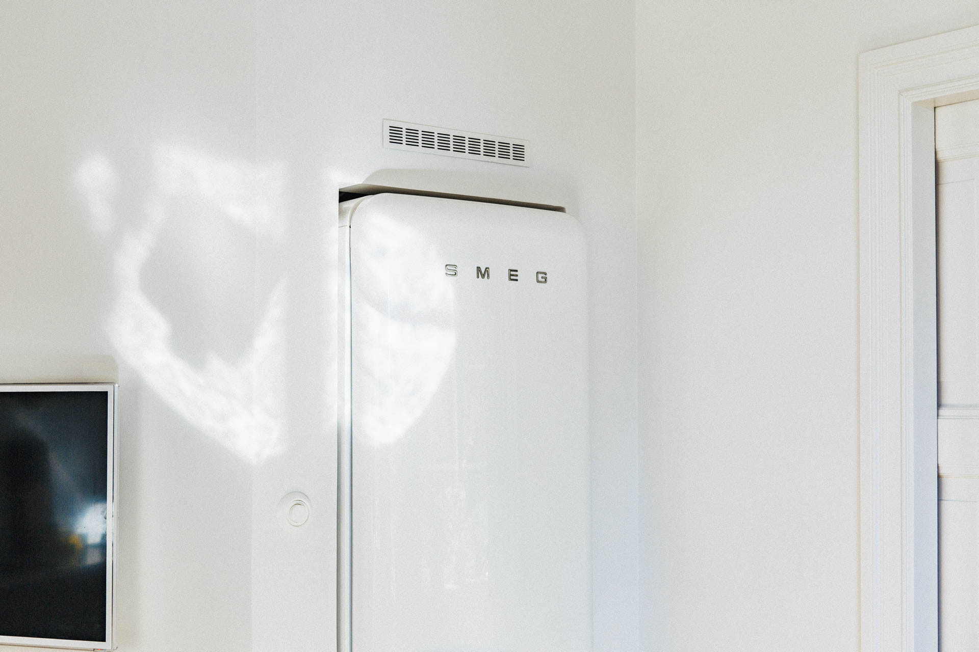 Вопрос: Куда поставить холодильник на кухне