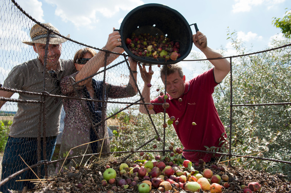 Хороший вопрос: Как сделать компост на даче и не перетрудиться