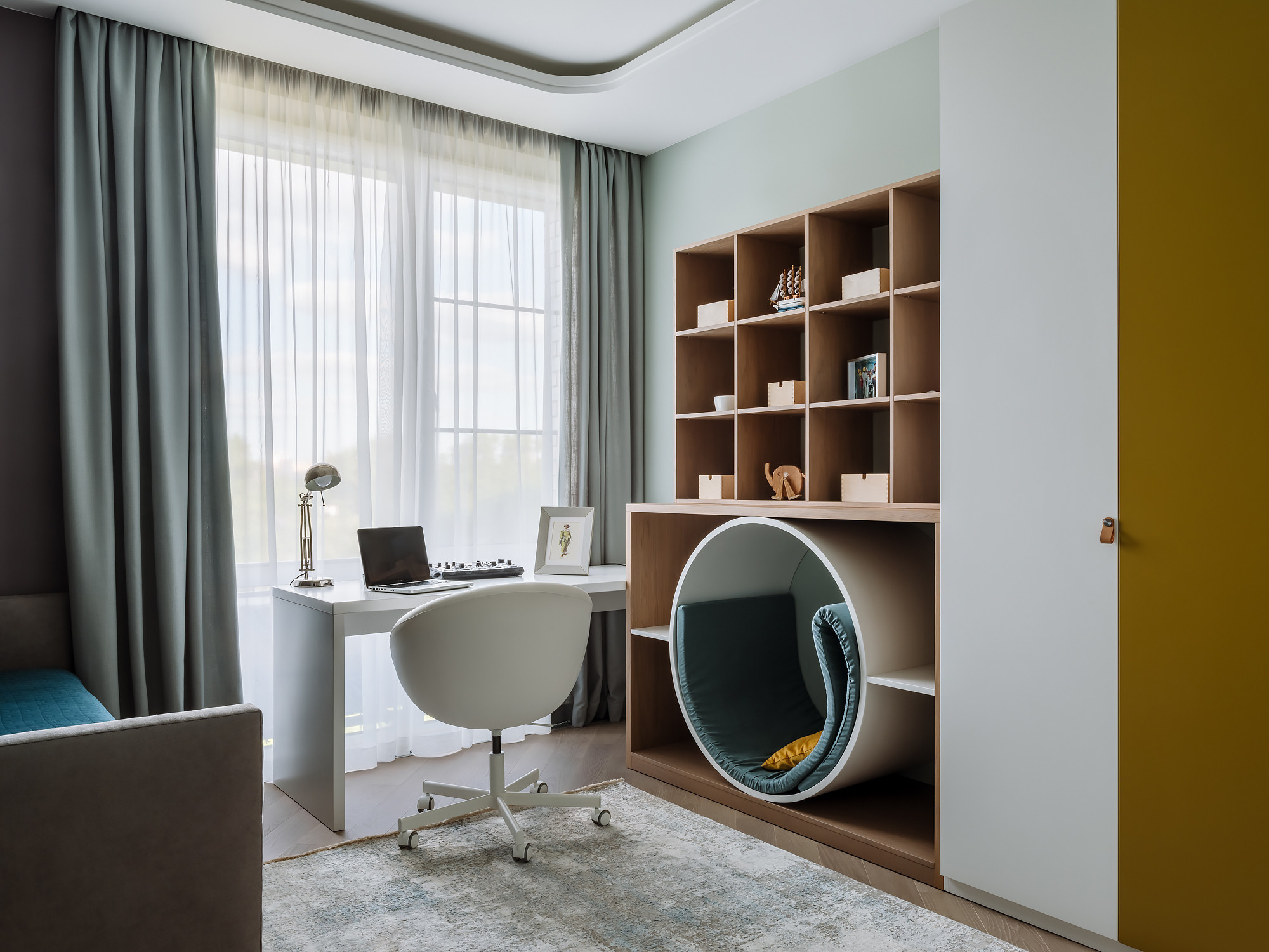 Houzz тур: Квартира с «космической» детской и зеленым диваном