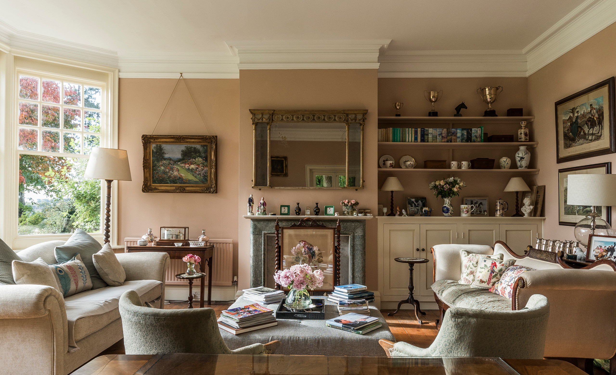 Висеть — и никаких гвоздей: Как закрепить декор на стене