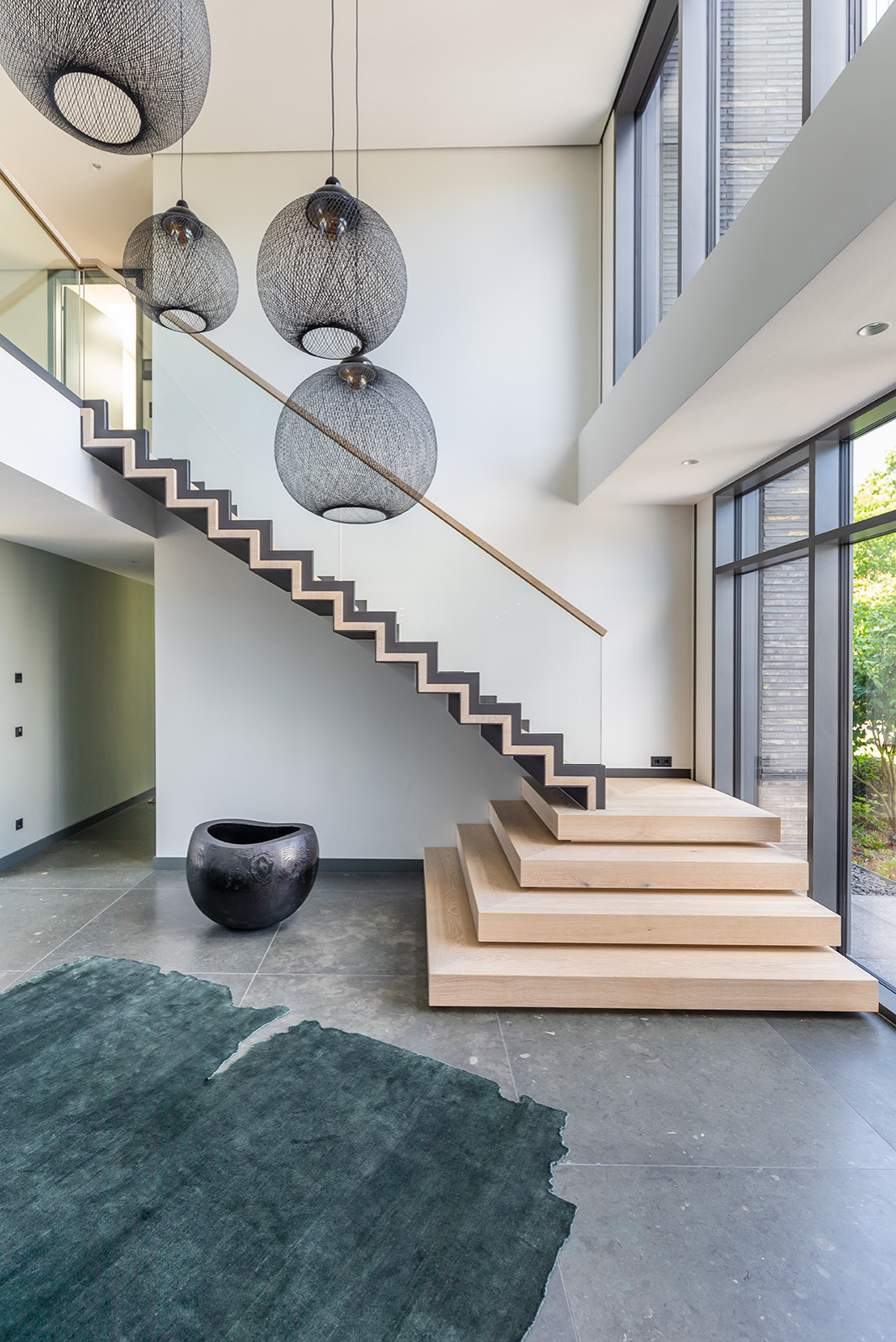 Просто фото: Длинная ступенька лестницы