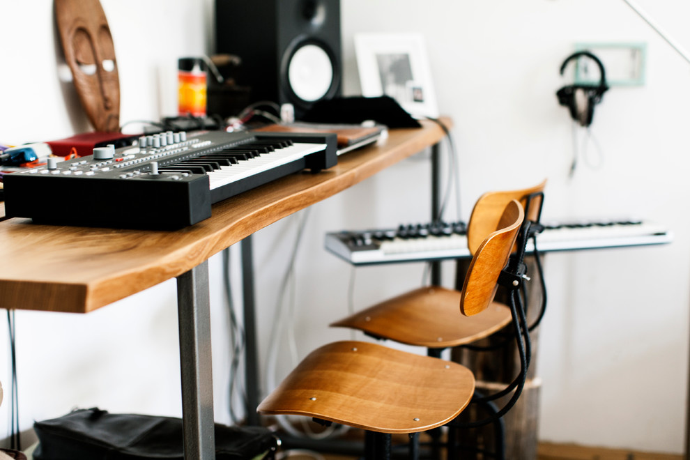 В гостях: Интерьер для троих друзей с авторской мебелью из дерева