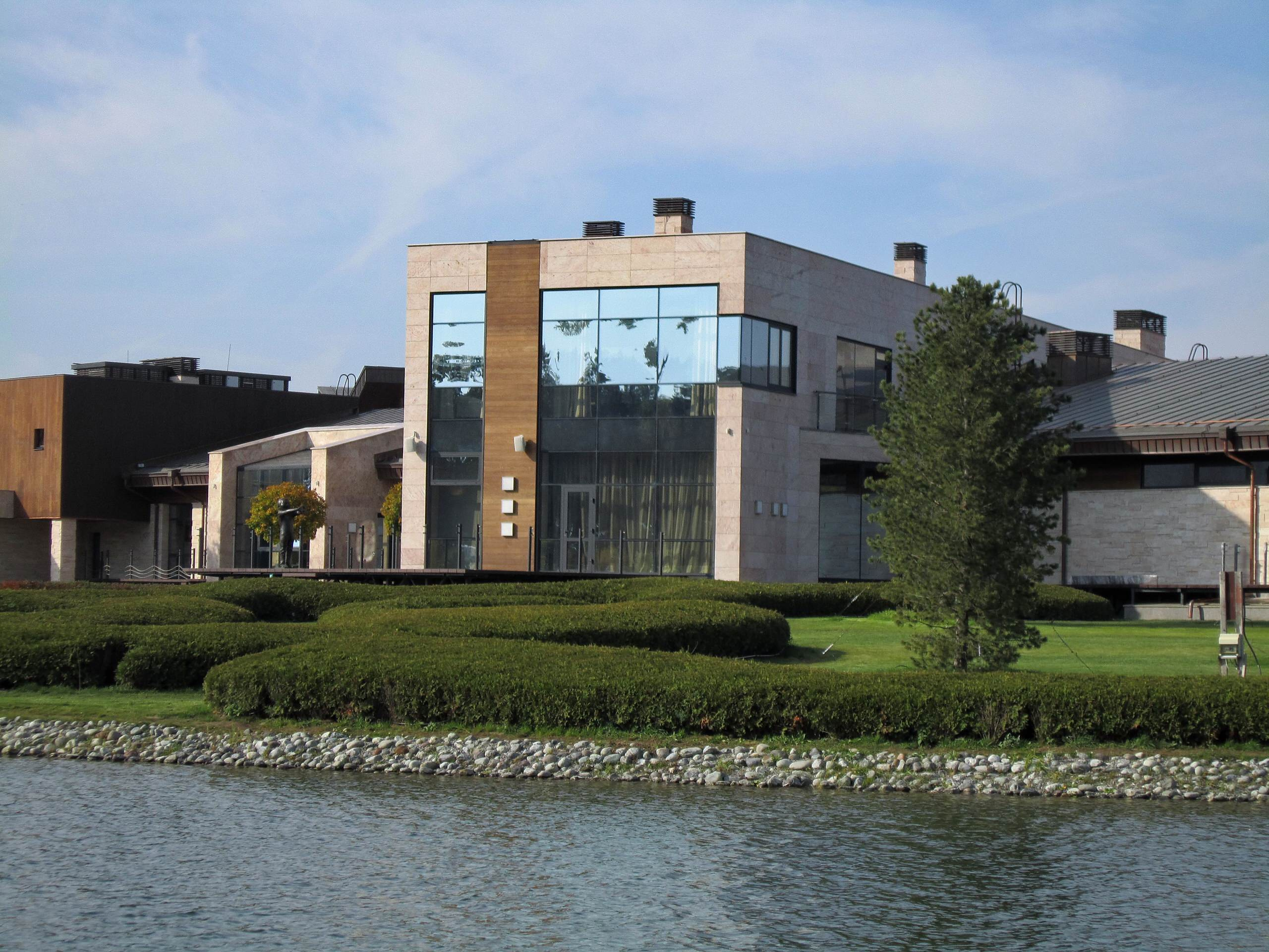 Проект недели: Современный сад с холмами и «метеоритом»