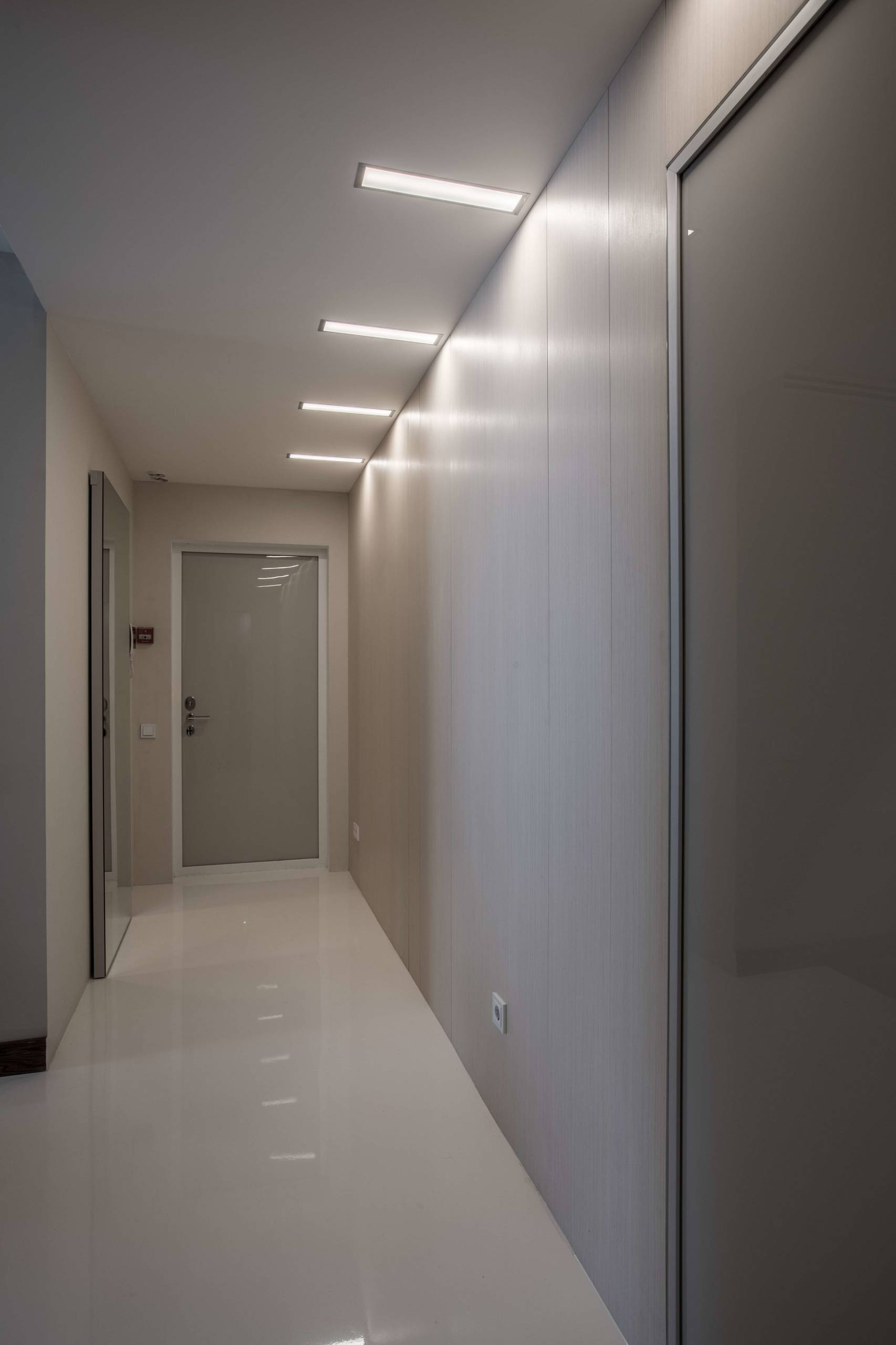 Houzz тур: Квартира с чёрным зеркалом для семьи юристов