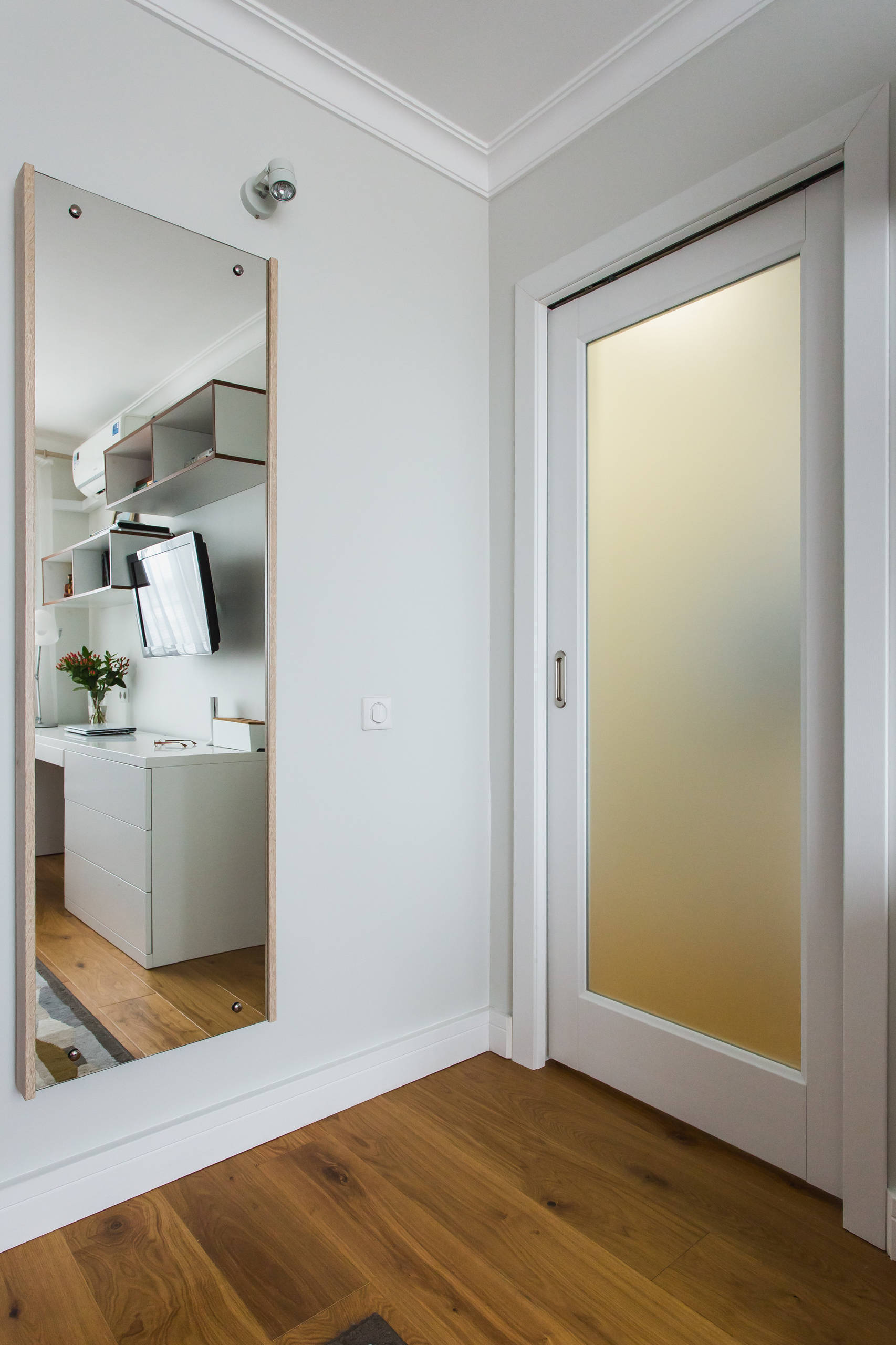 В гостях: Белый интерьер с красными акцентами на 33 квадратных метрах