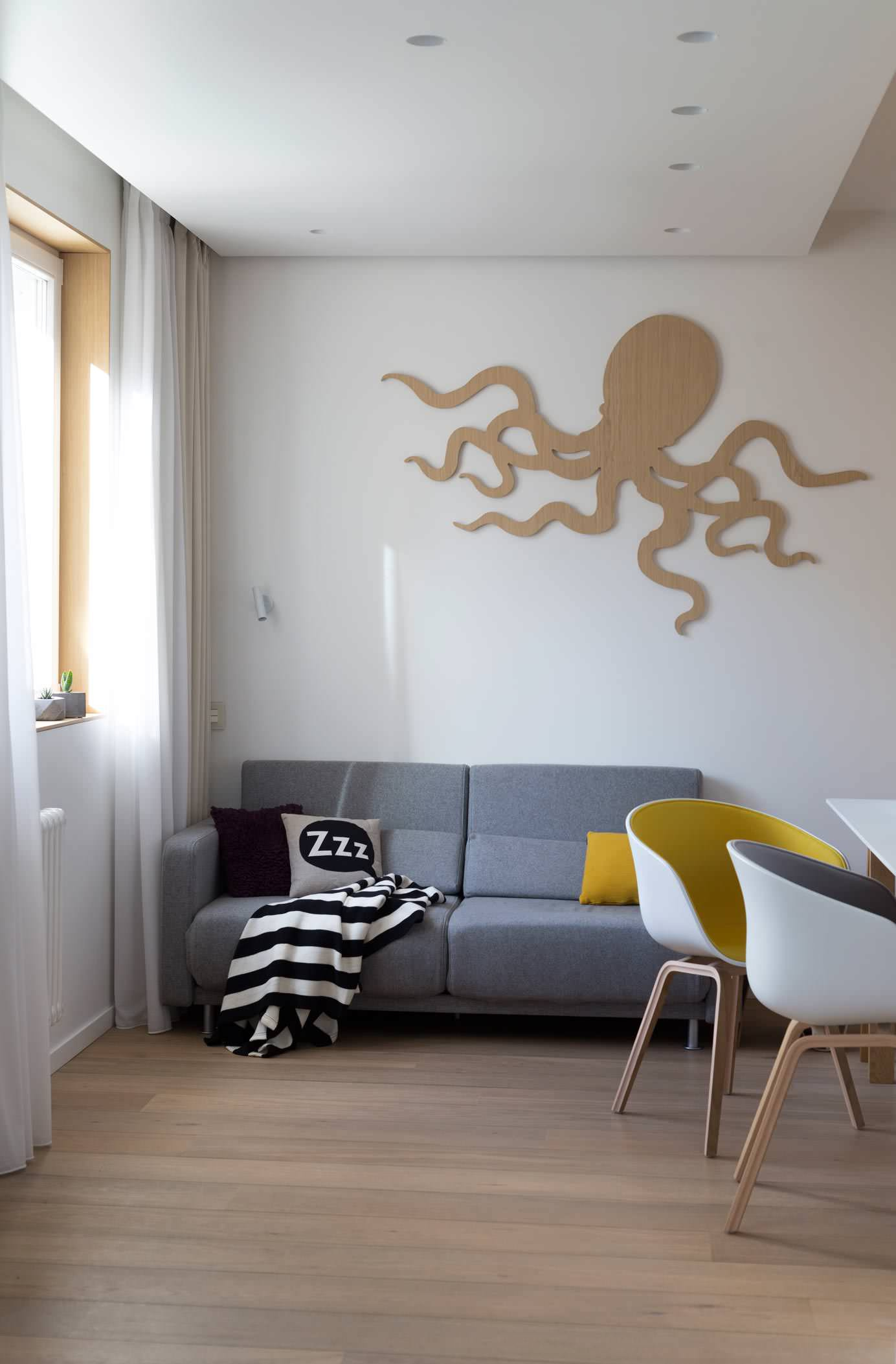 Houzz тур: Подиум в спальне, куб в гостиной