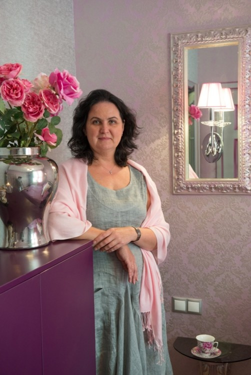 Houzz тур: Розы, лепнина и нежность для мамы